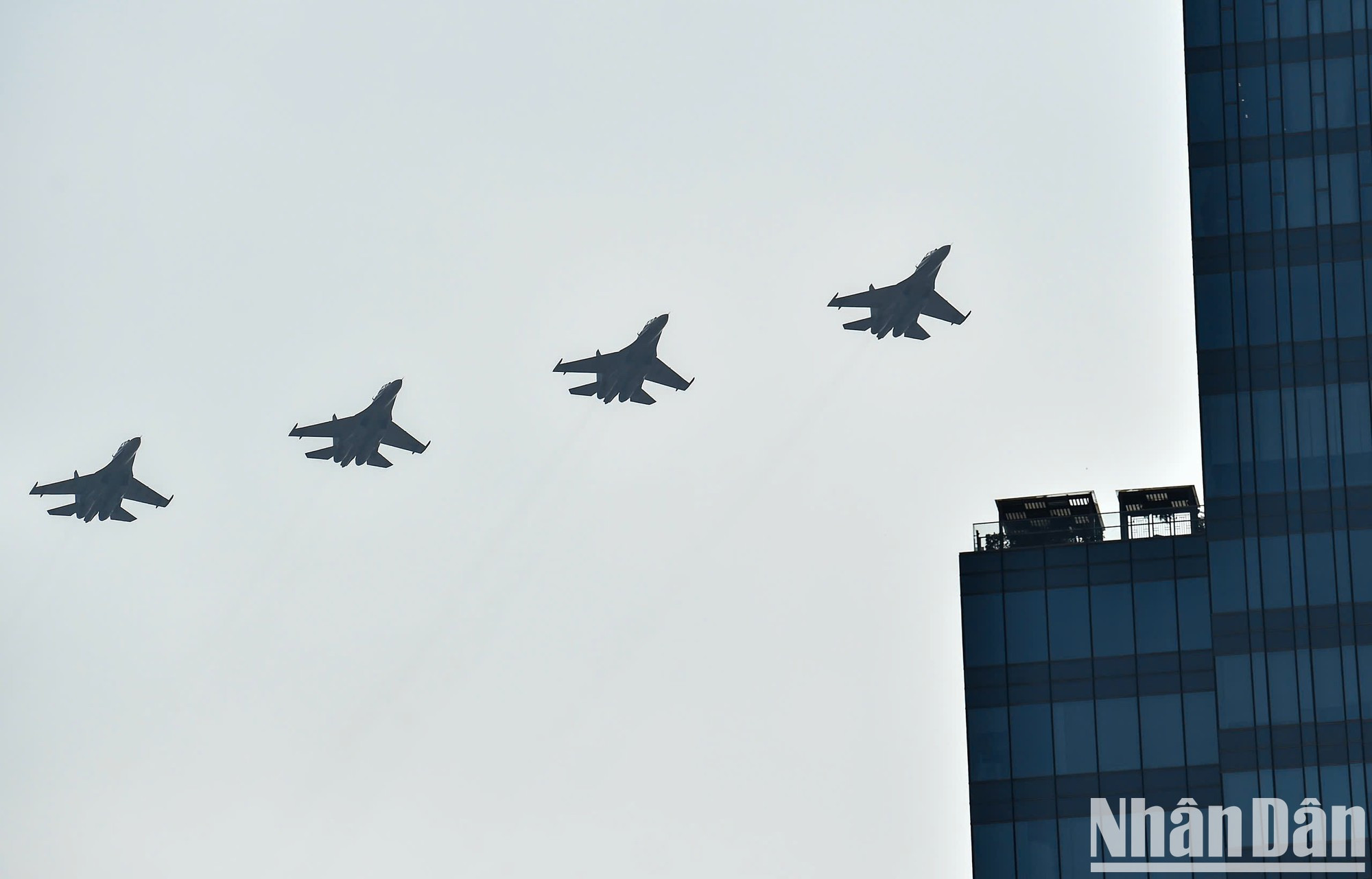Las cazas vuelan en formación en el cielo de Ciudad Ho Chi Minh