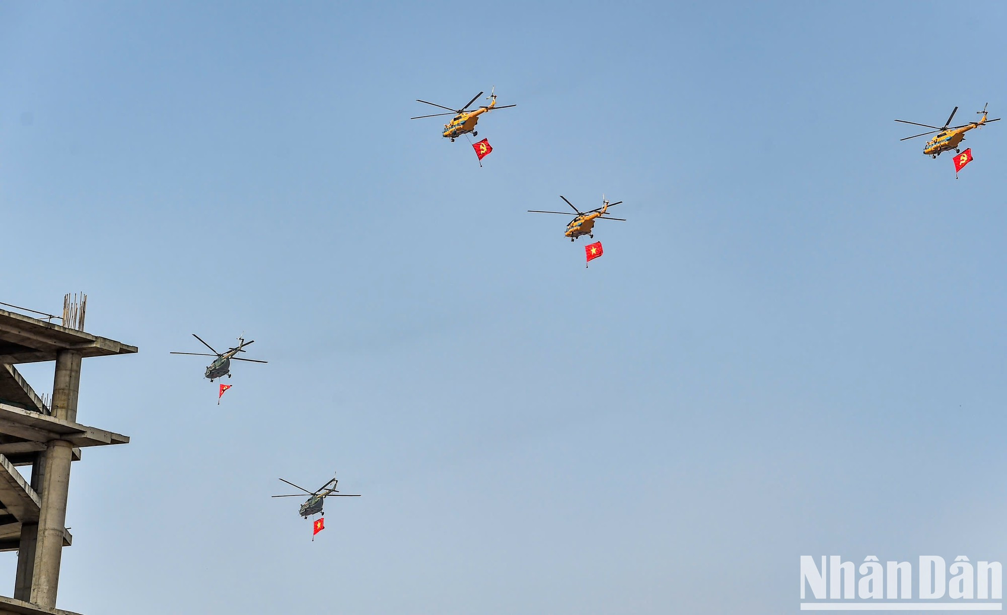 Los helicópteros Mi-8T, Mi-17 llevan las banderas del Partido y de la Patria.