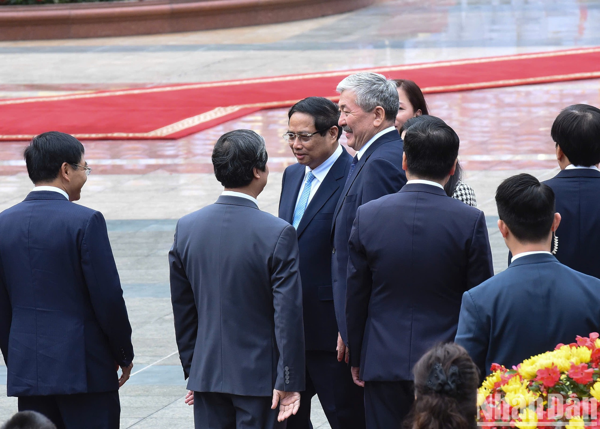 El premier Pham Minh Chinh presenta a su homólogo de Kirguistán funcionarios vietnamitas.