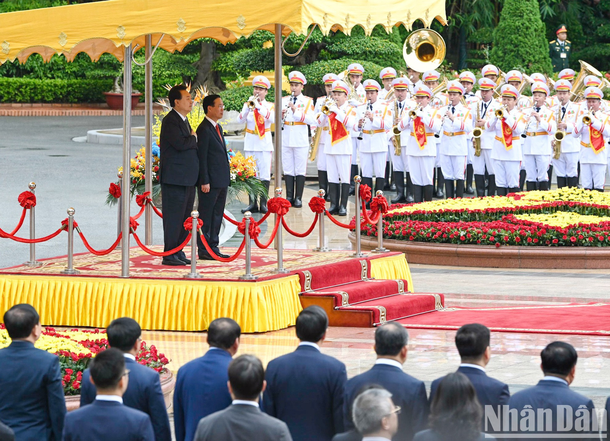 El presidente de Vietnam, Vo Van Thuong, y su homólogo surcoreano, Yoon Suk Yeol realizan la ceremonia de saludo a bandera y se entonan el himno nacional de dos países.