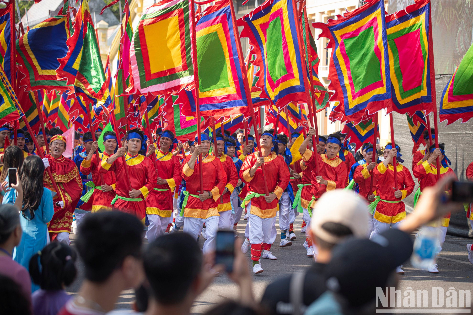 Las manifestaciones artísticas folclóricas como el canto ceremonial Ca tru, marionetas acuáticas, el canto de los mendigos Xam, y la creencia de culto a Tan Vien Son Thanh, Hai Ba Trung, Thanh Giong, se representan en el evento, ofreciendo al público una mirada en profundidad a los valores culturales perdurables de Hanói.