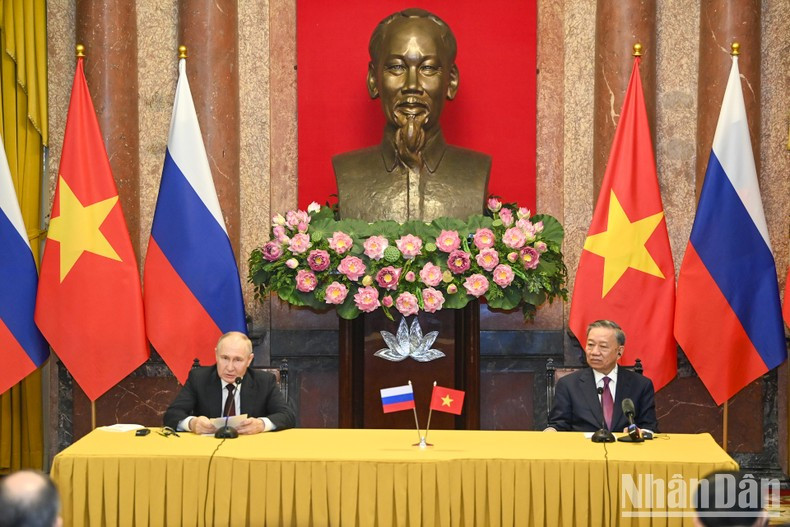 Los presidentes de Vietnam y Rusia asisten a una rueda de prensa. Los presidentes de Vietnam y Rusia asisten a una rueda de prensa.