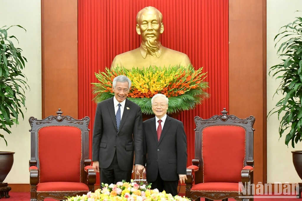 El máximo dirigente partidista de Vietnam, Nguyen Phu Trong (D) y el jefe del gobierno singapurense, Lee Hsien Loong.