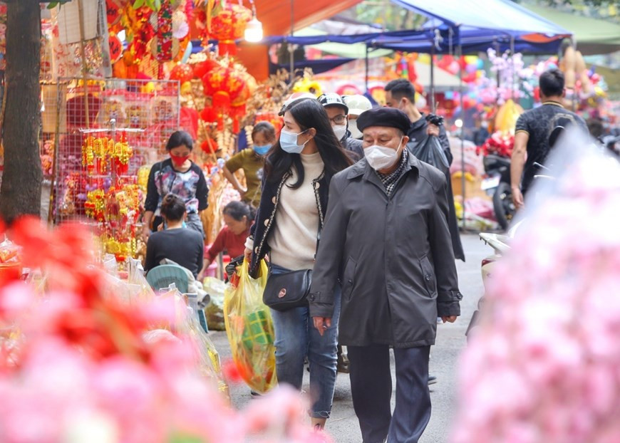 En esta ocasión, los vietnamitas suelen preparar una bandeja de comida para expresar su gratitud a los dioses. Se trata de una oportunidad para que los integrantes de cada familia se reúnan después de un año agitado de trabajo. (Fotografía: VNA)