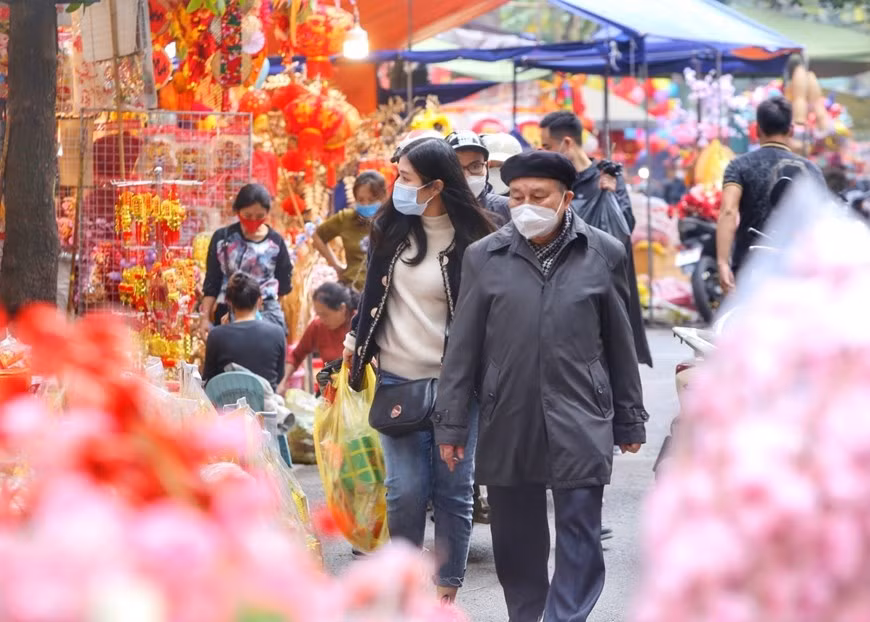 En esta ocasión, los vietnamitas suelen preparar una bandeja de comida para expresar su gratitud a los dioses. Se trata de una oportunidad para que los integrantes de cada familia se reúnan después de un año agitado de trabajo. (Fotografía: VNA)