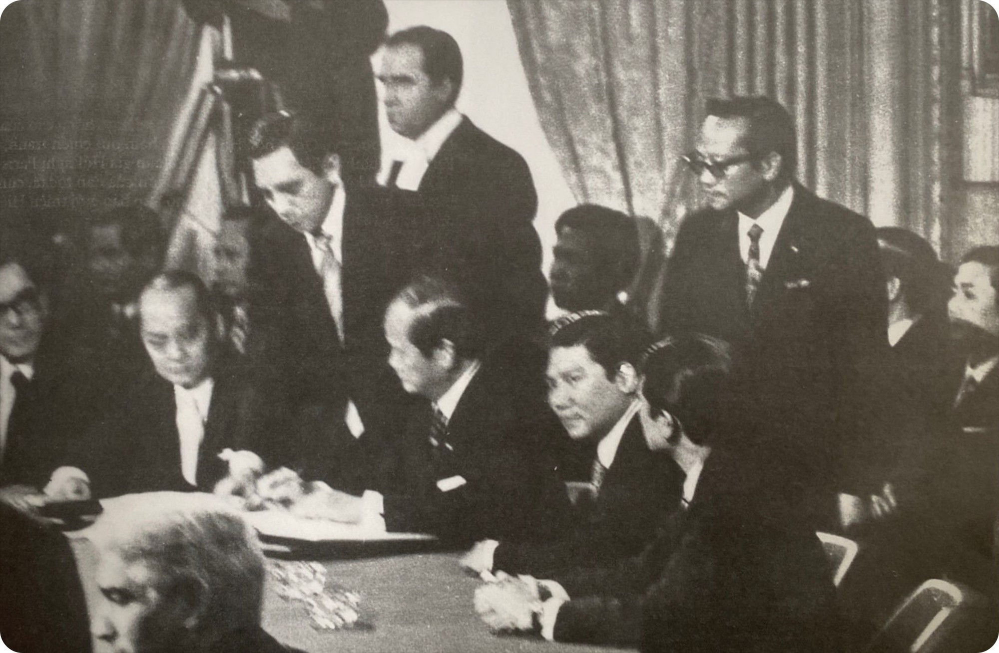 El Ministro de Relaciones Exteriores de la República de Vietnam, Tran Van Lam firmó los documentos.