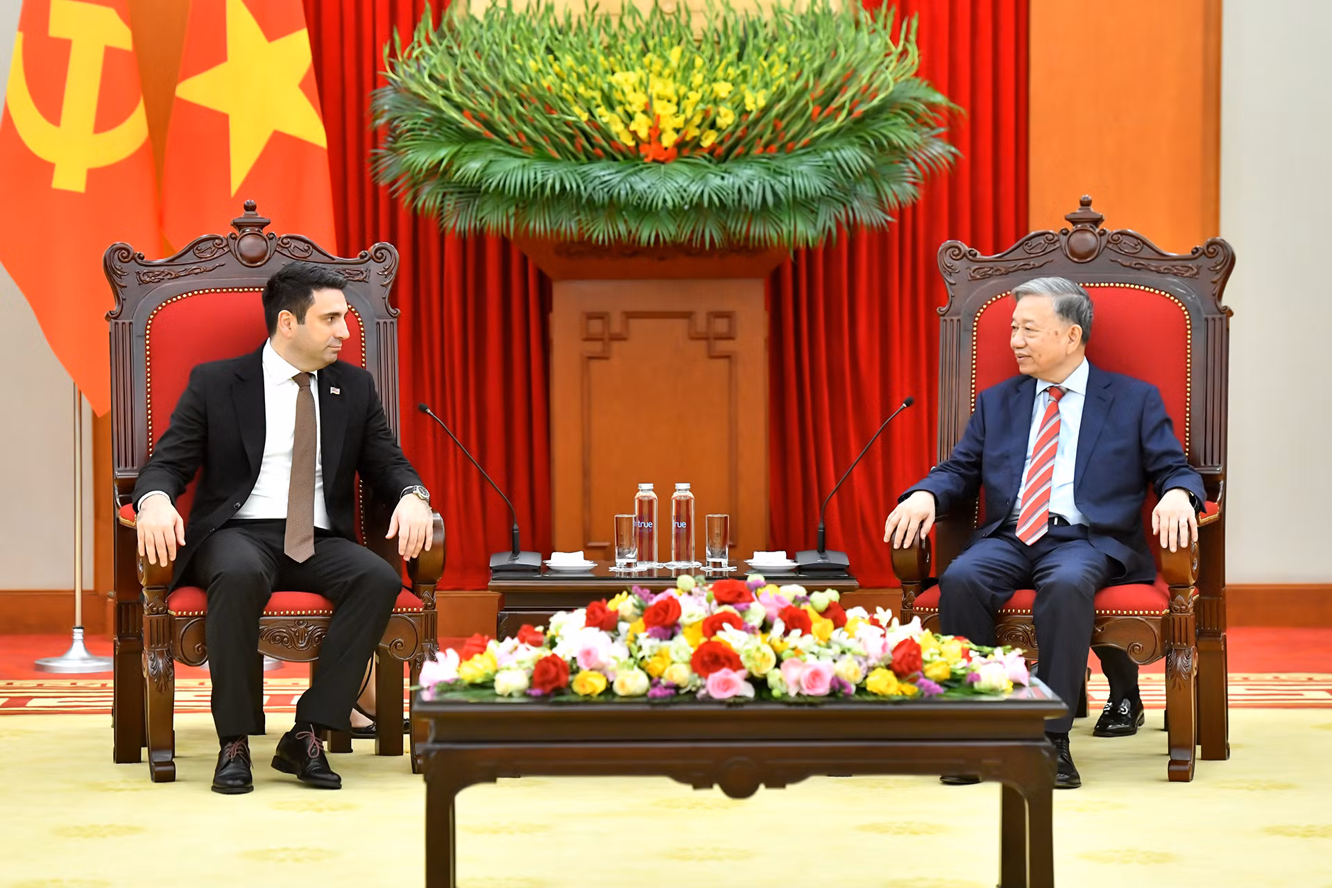 El líder partidista de Vietnam, To Lam, conversa con el legislador de Armenia, Alen Simonyan.