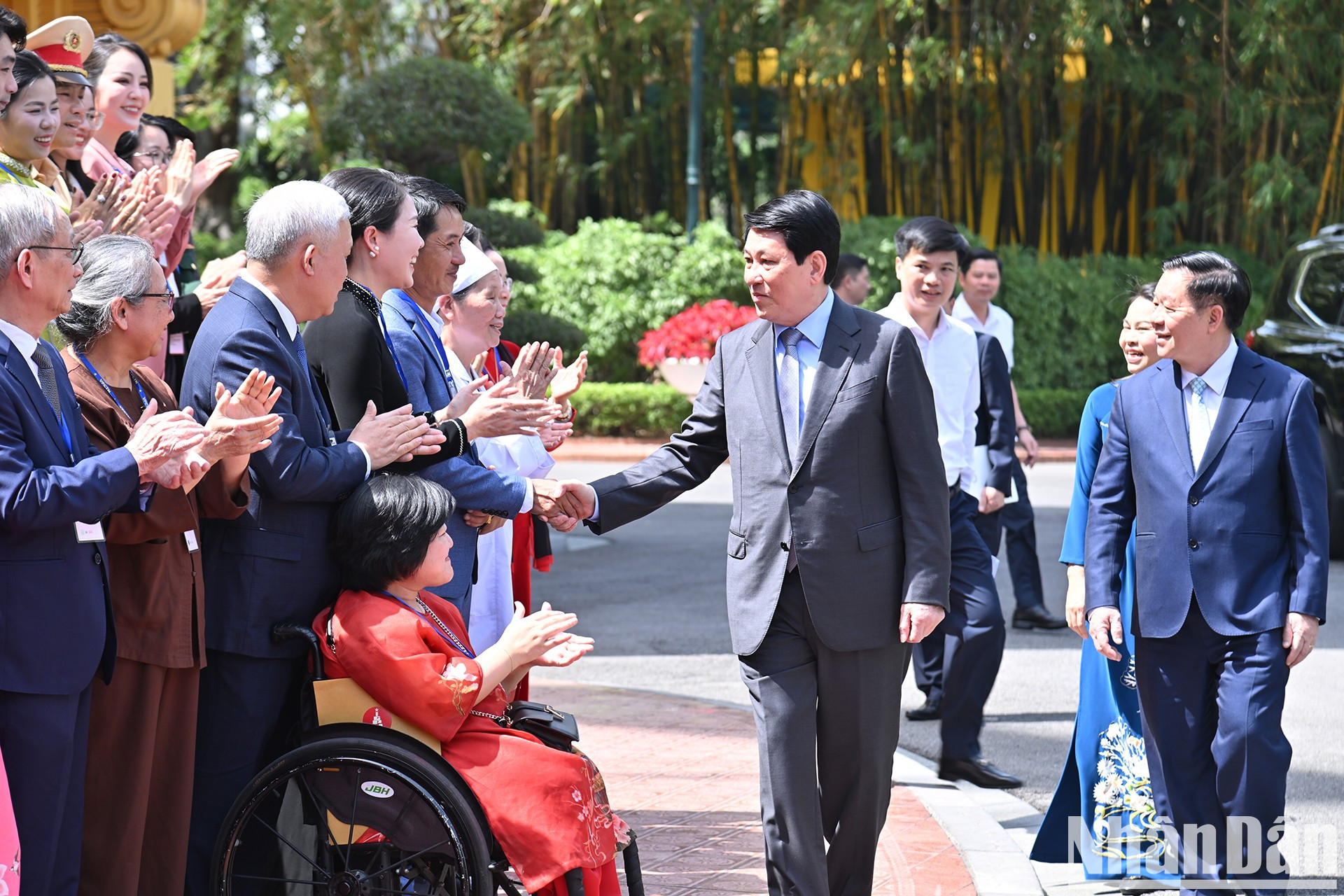 El presidente vietnamita Luong Cuong saluda a los delegados del programa "Acciones Bondadosas". El presidente vietnamita Luong Cuong saluda a los delegados del programa "Acciones Bondadosas".