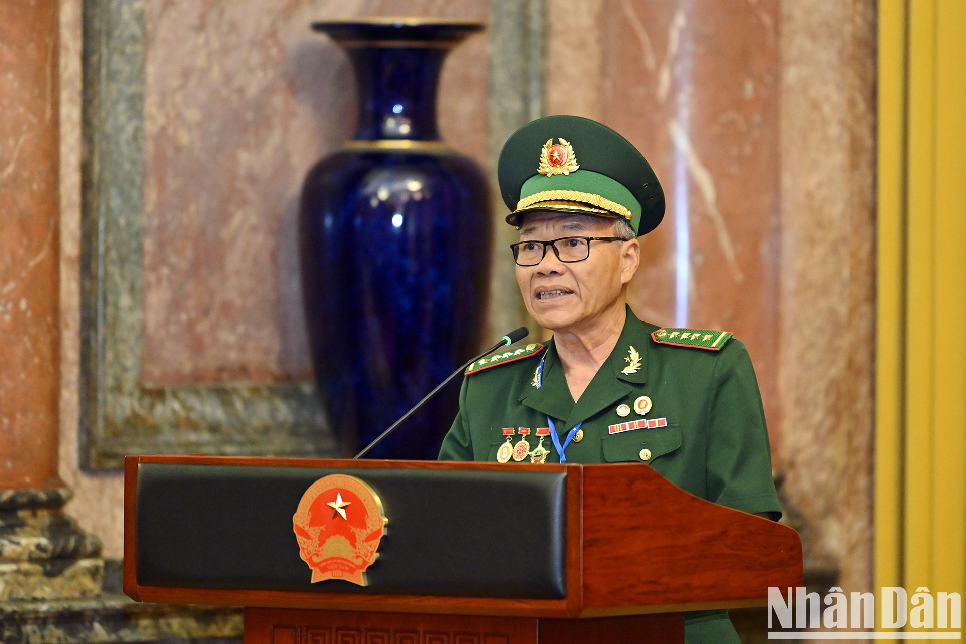 Nguyen Trung Chat, dueño del Centro de Esperanza, donde ha acogido y cuidado a 305 niños huérfanos en Lang Son y Hung Yen, habla en la cita. Nguyen Trung Chat, dueño del Centro de Esperanza, donde ha acogido y cuidado a 305 niños huérfanos en Lang Son y Hung Yen, habla en la cita.