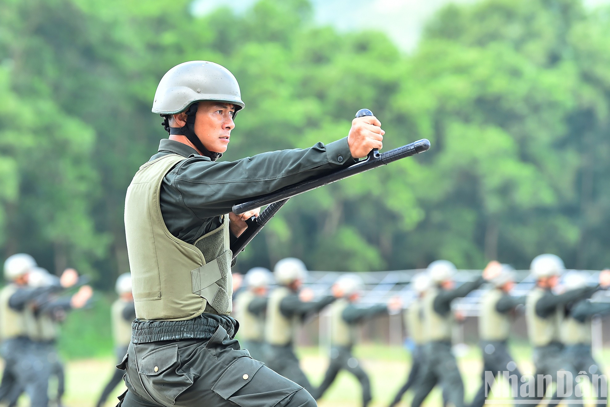 Un día de entrenamiento empieza a las 5 horas de la mañana y termina a las 22 horas de la noche. Para mejorar la condición física, cada agente tiene que correr de seis a ocho kilómetros. Luego, participa en otros 10 contenidos de entrenamiento intensivo como superación de obstáculos generales; técnicas de cableado para edificios de gran altura; técnicas de buceo furtivo y de rescate acuático. Un día de entrenamiento empieza a las 5 horas de la mañana y termina a las 22 horas de la noche. Para mejorar la condición física, cada agente tiene que correr de seis a ocho kilómetros. Luego, participa en otros 10 contenidos de entrenamiento intensivo como superación de obstáculos generales; técnicas de cableado para edificios de gran altura; técnicas de buceo furtivo y de rescate acuático.