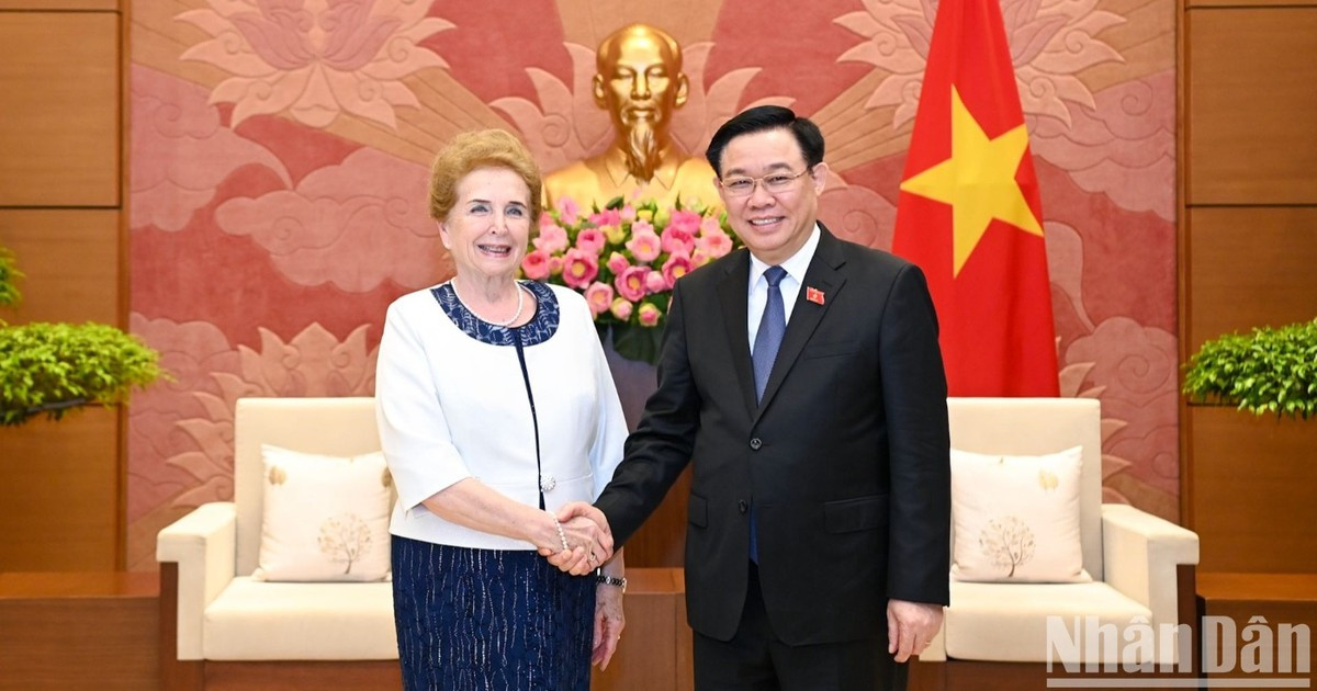 El presidente de la Asamblea Nacional de Vietnam, Vuong Dinh Hue, y la primera vicepresidenta de la Asamblea Nacional de Hungría, Márta Mátrai.