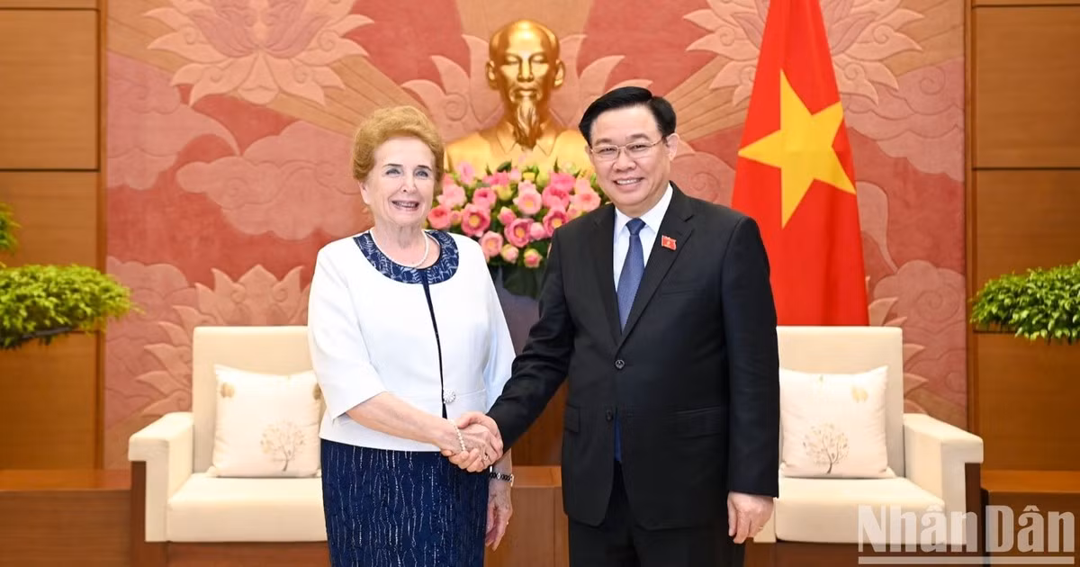 El presidente de la Asamblea Nacional de Vietnam, Vuong Dinh Hue, y la primera vicepresidenta de la Asamblea Nacional de Hungría, Márta Mátrai.