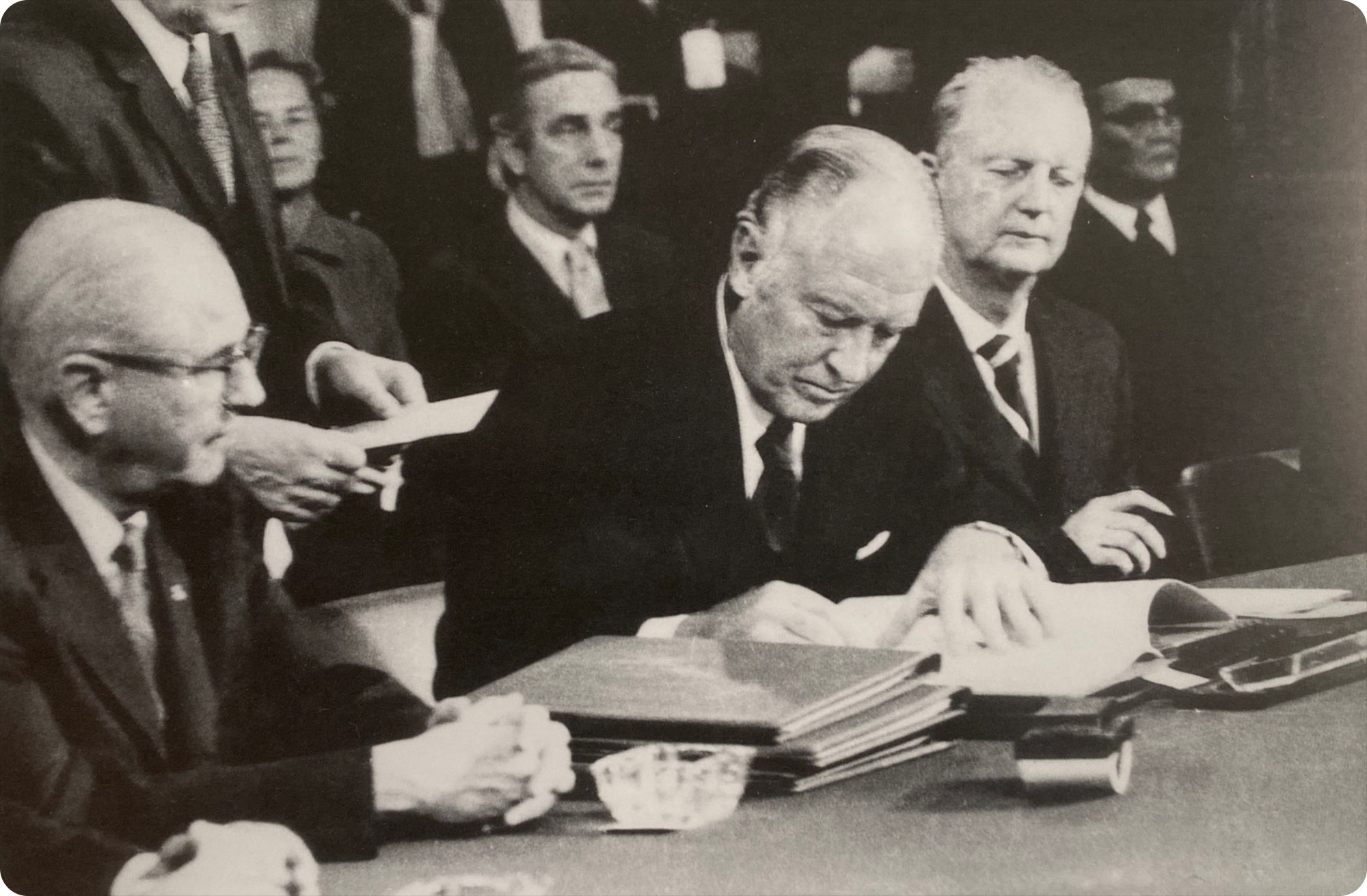 El secretario de Estado de Estados Unidos, William P. Rogers firmó los documentos.