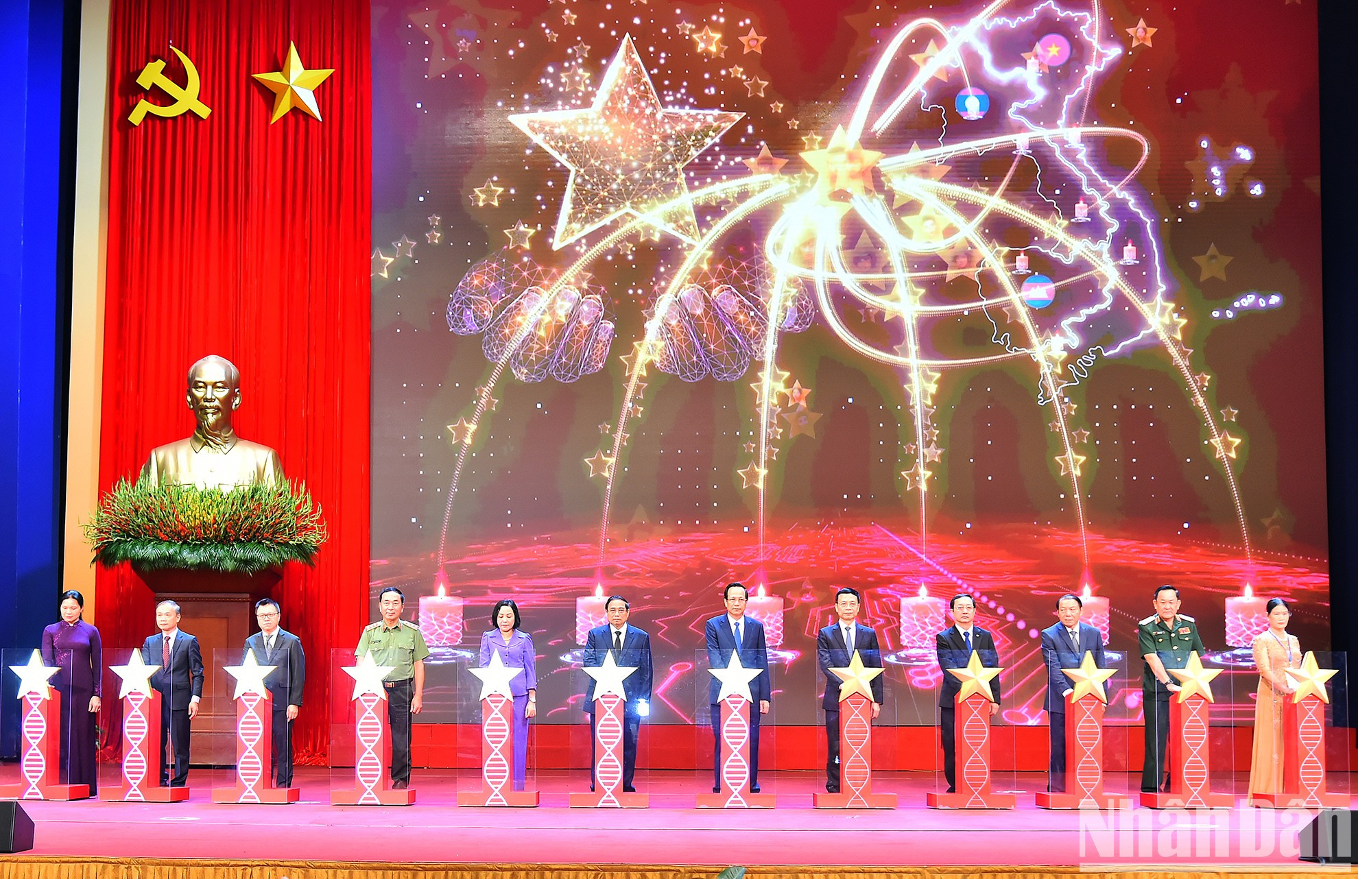 El jefe del Gobierno vietnamita y los delegados lanzan el Banco de Genes (ADN) de mártires no identificados. El jefe del Gobierno vietnamita y los delegados lanzan el Banco de Genes (ADN) de mártires no identificados.