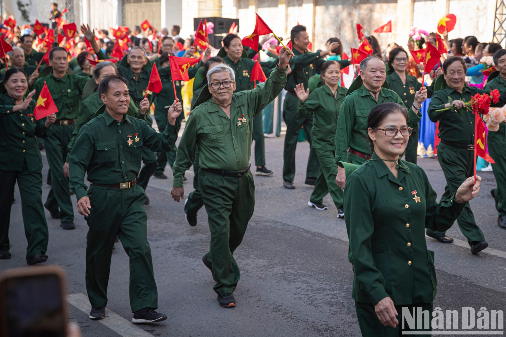 El desfile de veteranos finaliza la primera parte "Memorias de Hanói".