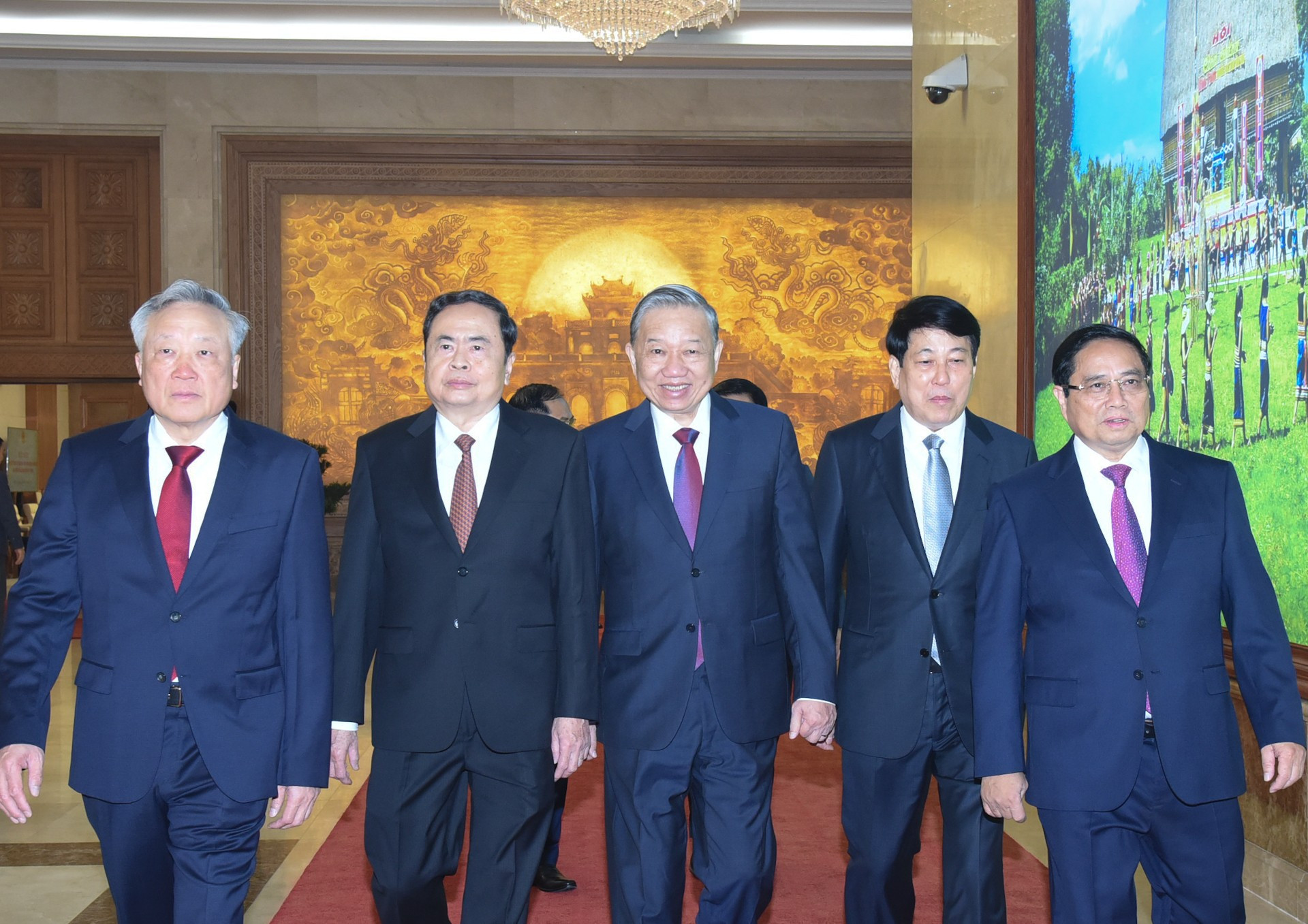 De la derecha a la izquierda: el primer ministro Pham Minh Chinh, el presidente Luong Cuong, el secretario general del Partido Comunista de Vietnam (PCV), To Lam, el titular de la Asamblea Nacional, Tran Thanh Man, y el vicepremier permanente Nguyen Hoa Binh. De la derecha a la izquierda: el primer ministro Pham Minh Chinh, el presidente Luong Cuong, el secretario general del Partido Comunista de Vietnam (PCV), To Lam, el titular de la Asamblea Nacional, Tran Thanh Man, y el vicepremier permanente Nguyen Hoa Binh.