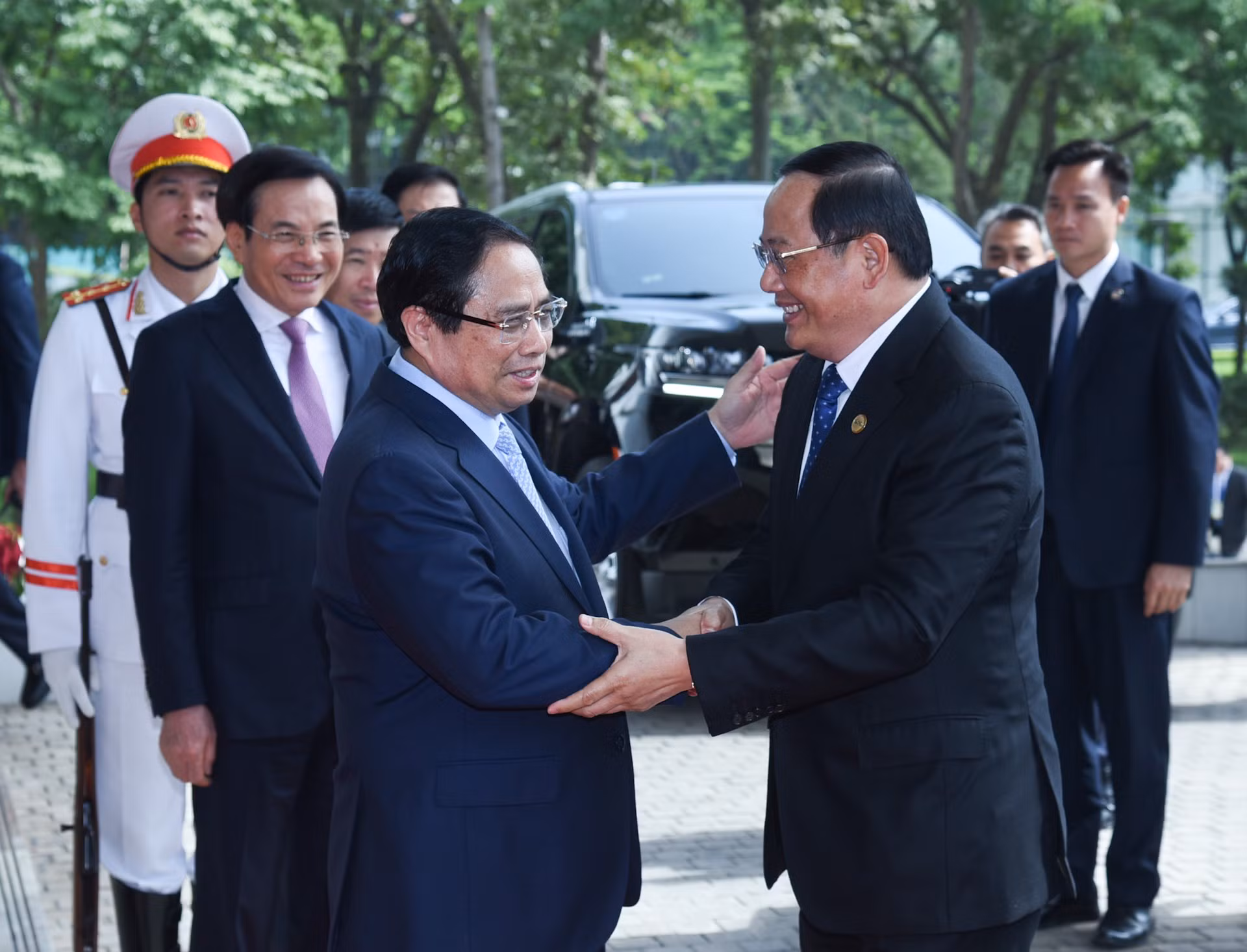 El premier Pham Minh Chinh saluda a su par laosiano, Sonexay Siphandone.