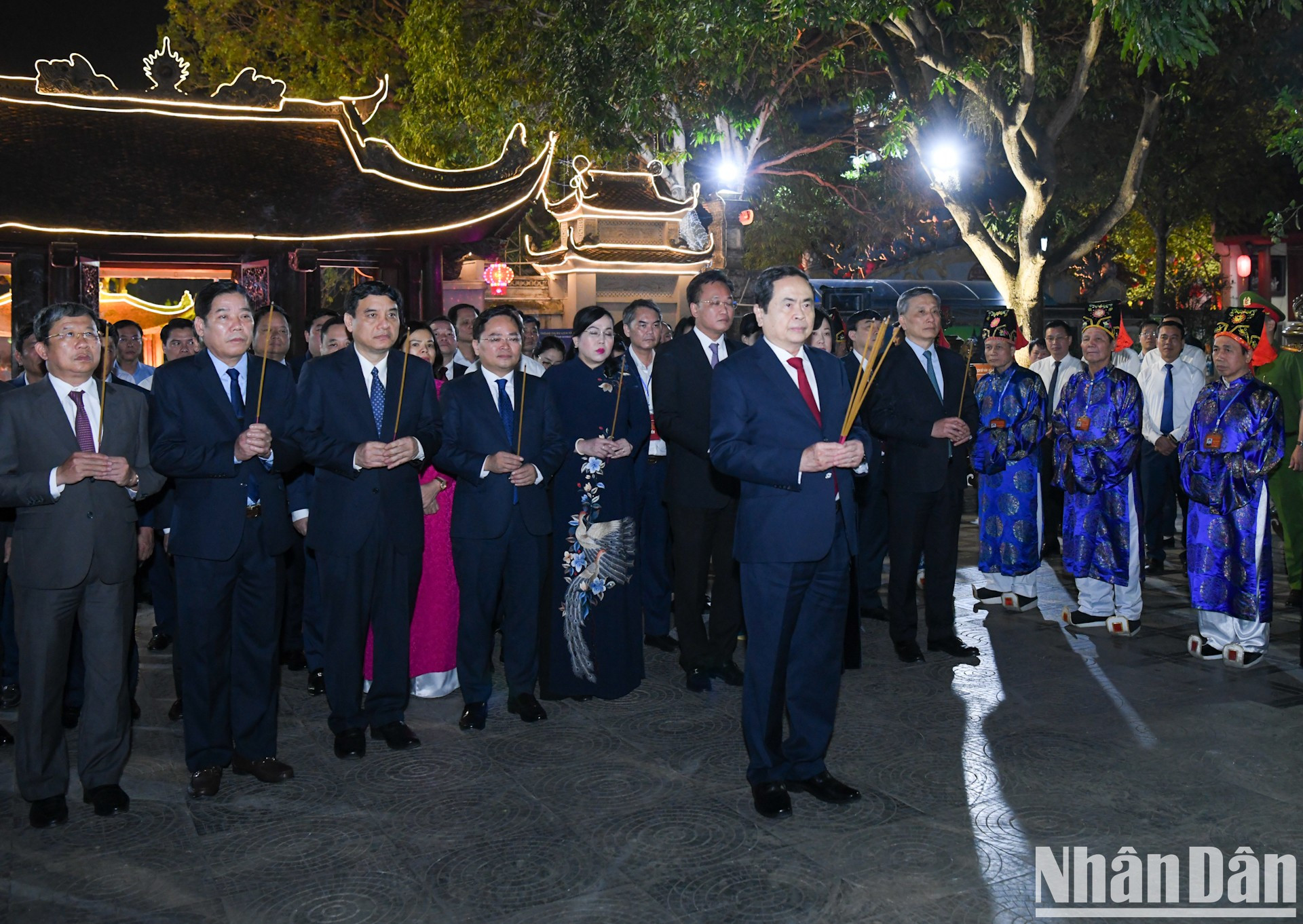 El presidente de la ANV y los delegados ofrecen incienso en memoria de los reyes de la dinastía Ly en el Templo de Đo. El presidente de la ANV y los delegados ofrecen incienso en memoria de los reyes de la dinastía Ly en el Templo de Đo.