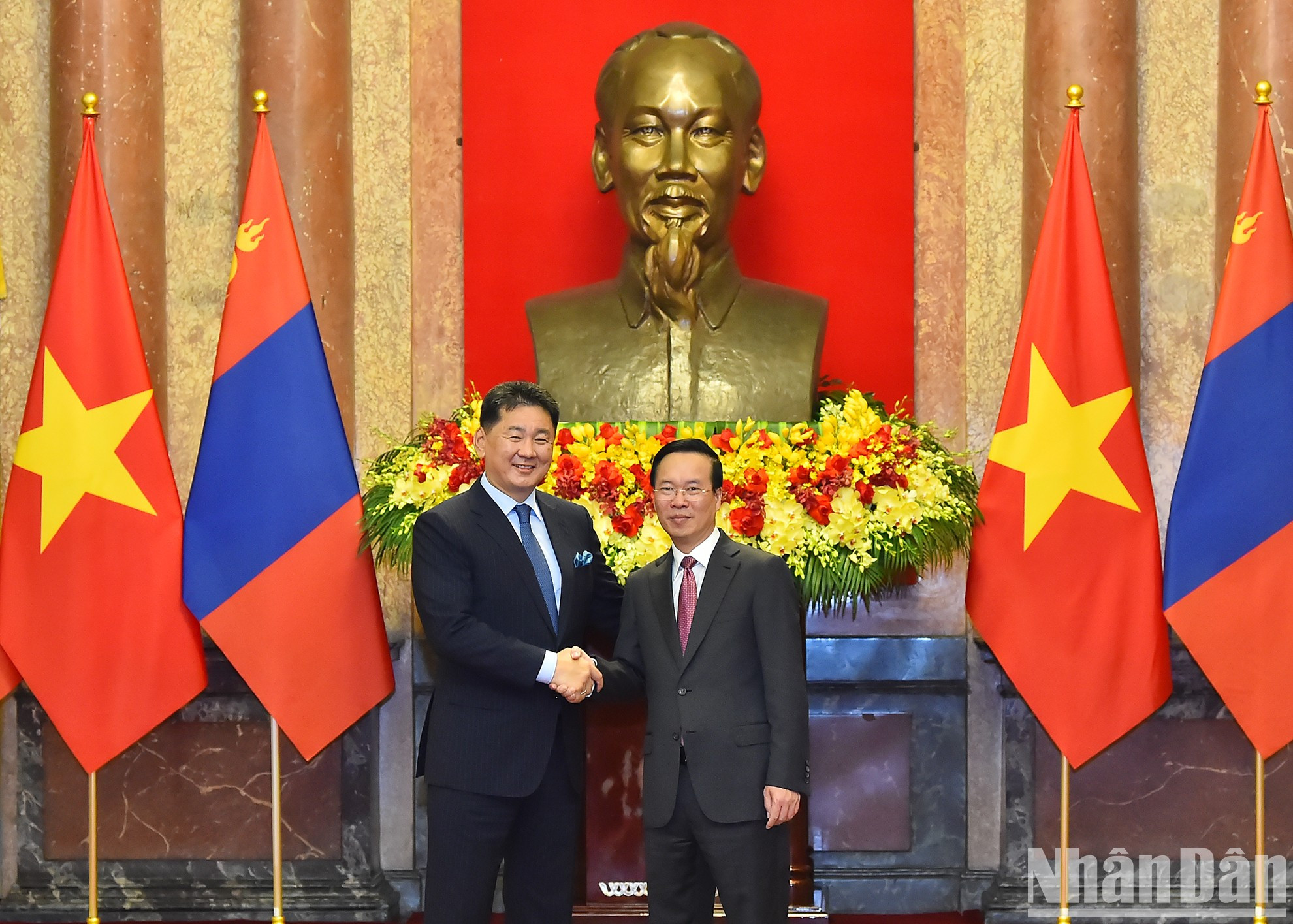 El presidente de Vietnam, Vo Van Thuong, y su par mongol, Ukhnaagiin Khurelsukh El presidente de Vietnam, Vo Van Thuong, y su par mongol, Ukhnaagiin Khurelsukh