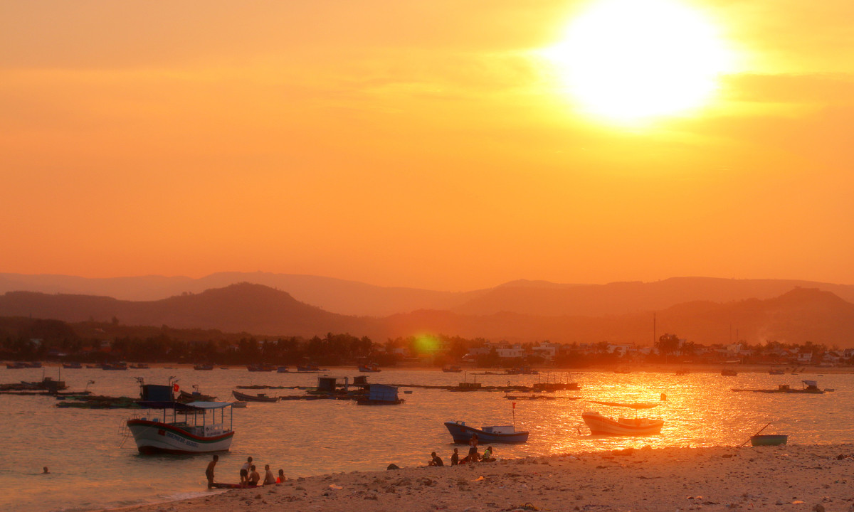 Barcos que llevan turistas a la isla de Hon Chua al atardecer. Barcos que llevan turistas a la isla de Hon Chua al atardecer.
