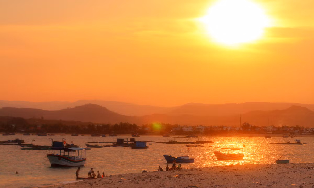 Barcos que llevan turistas a la isla de Hon Chua al atardecer.