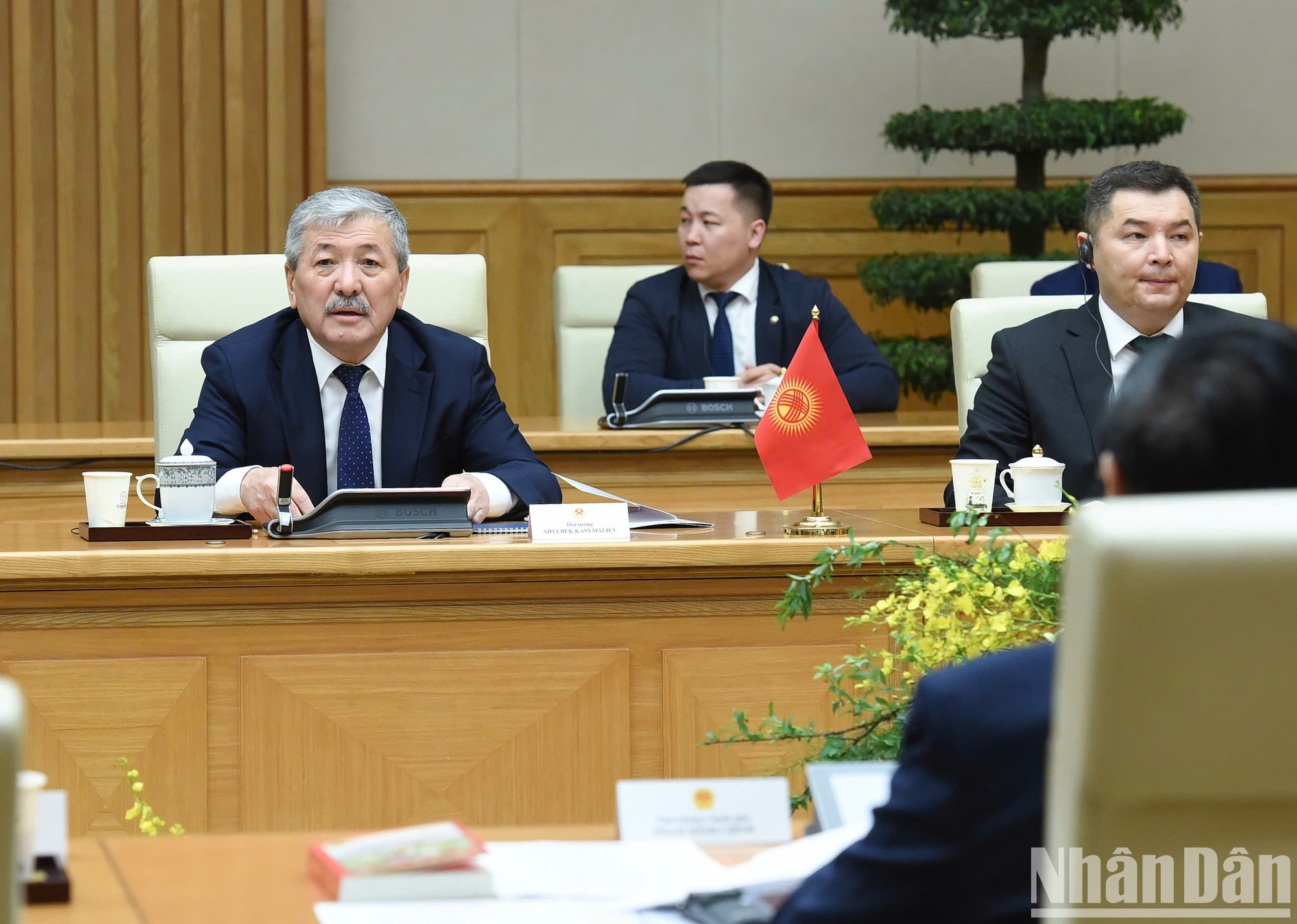 El premier de la República Kirguistán, Adylbek Kasimalyev, habla en la cita.