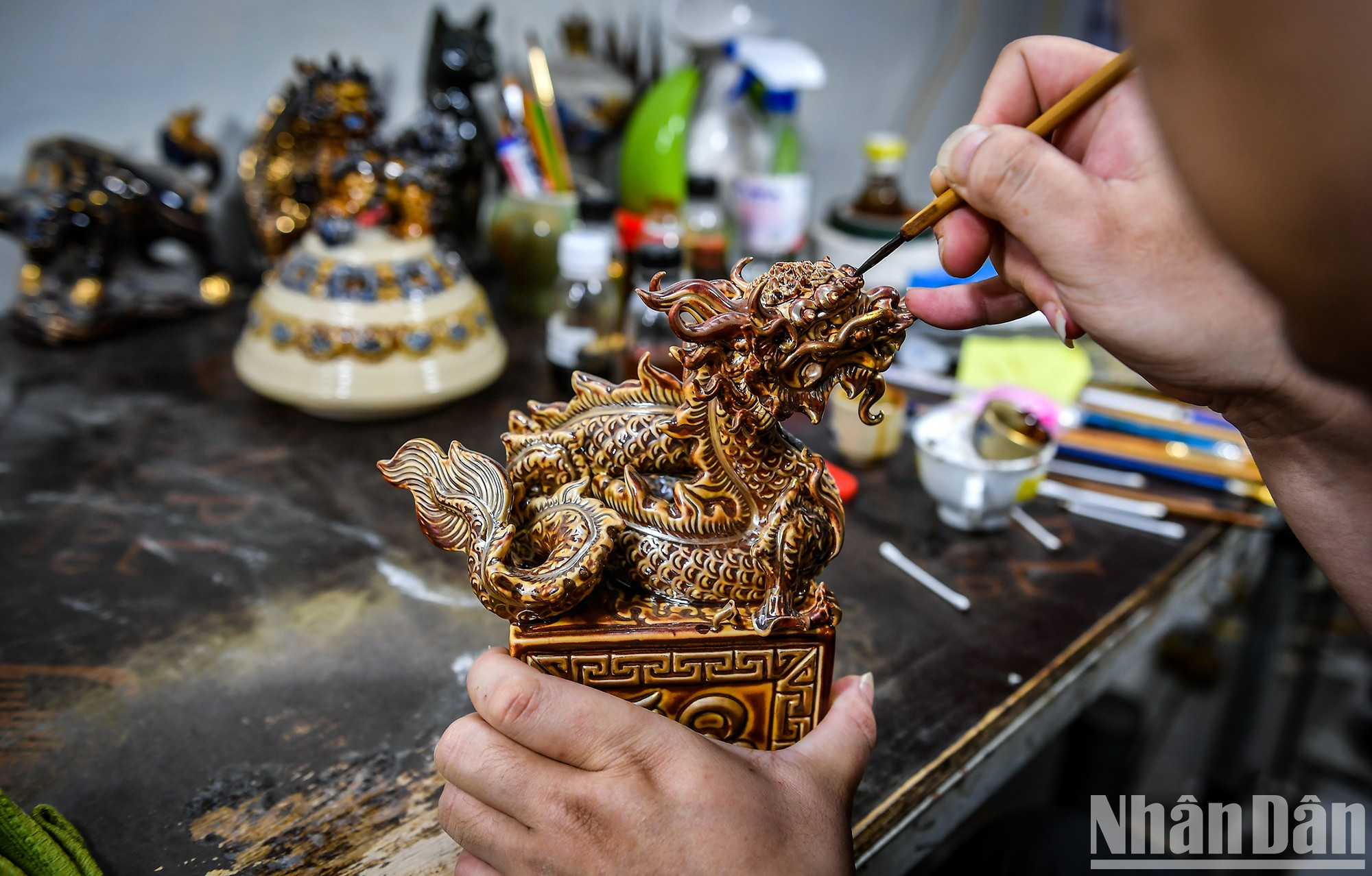 El artista Mac Trieu Duong explicó que tarda unas dos horas y media en pintar el producto. El artesano utiliza oro líquido de 24 quilates para decorar el sello, que luego se cuece una segunda vez a la temperatura adecuada durante unas seis u ocho horas para crear una lujosa capa dorada. El artista Mac Trieu Duong explicó que tarda unas dos horas y media en pintar el producto. El artesano utiliza oro líquido de 24 quilates para decorar el sello, que luego se cuece una segunda vez a la temperatura adecuada durante unas seis u ocho horas para crear una lujosa capa dorada.