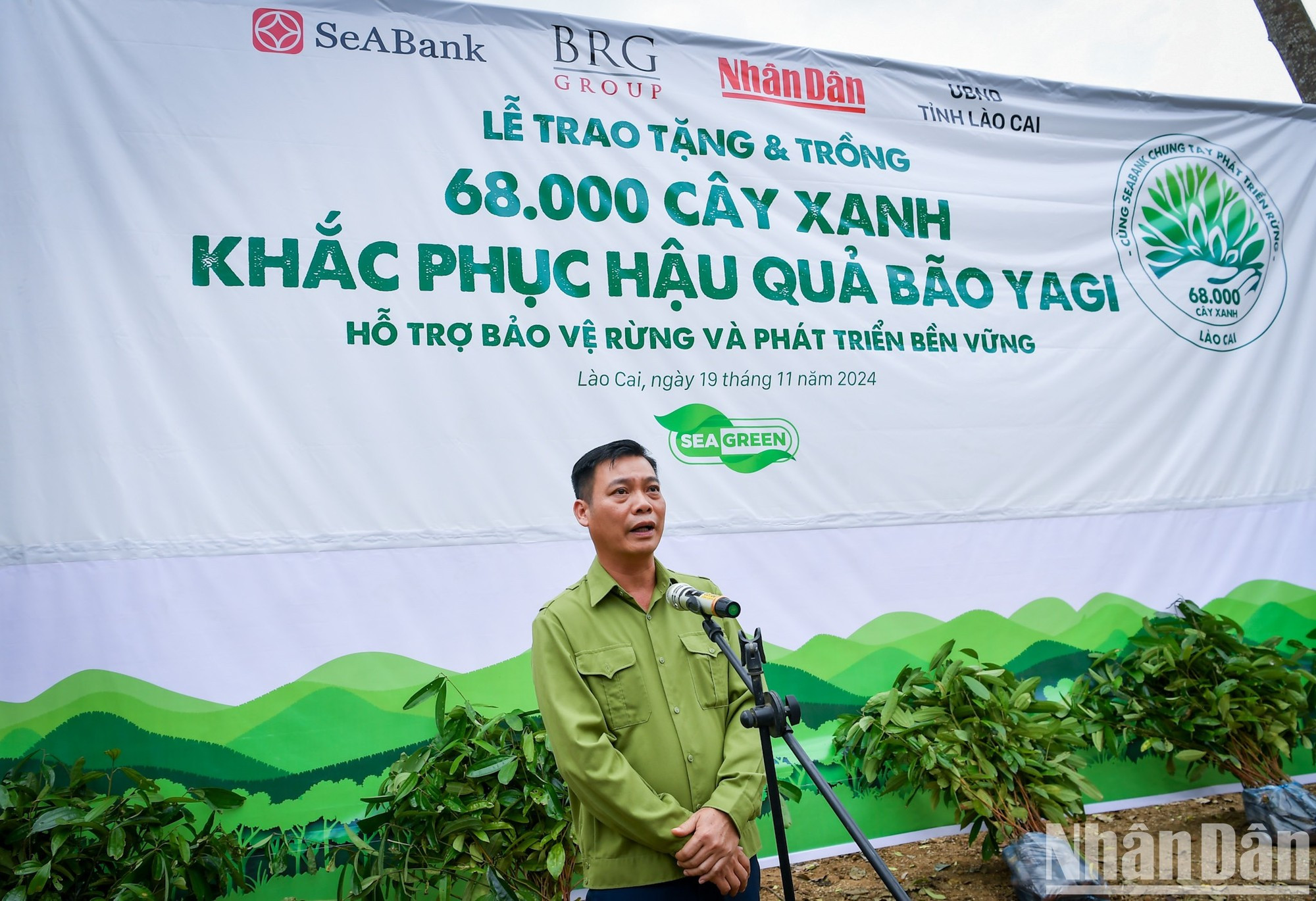 Tran Trong Thong, subsecretario del Partido Comunista de Vietnam y presidente del Comité Popular del distrito de Bao Yen, agradece el gesto y la amabilidad del periódico Nhan Dan y sus socios. Asimismo, expresa su convicción de que, con la cooperación de la comunidad, la aldea de Lang Nu resurgirá en un futuro próximo. Tran Trong Thong, subsecretario del Partido Comunista de Vietnam y presidente del Comité Popular del distrito de Bao Yen, agradece el gesto y la amabilidad del periódico Nhan Dan y sus socios. Asimismo, expresa su convicción de que, con la cooperación de la comunidad, la aldea de Lang Nu resurgirá en un futuro próximo.