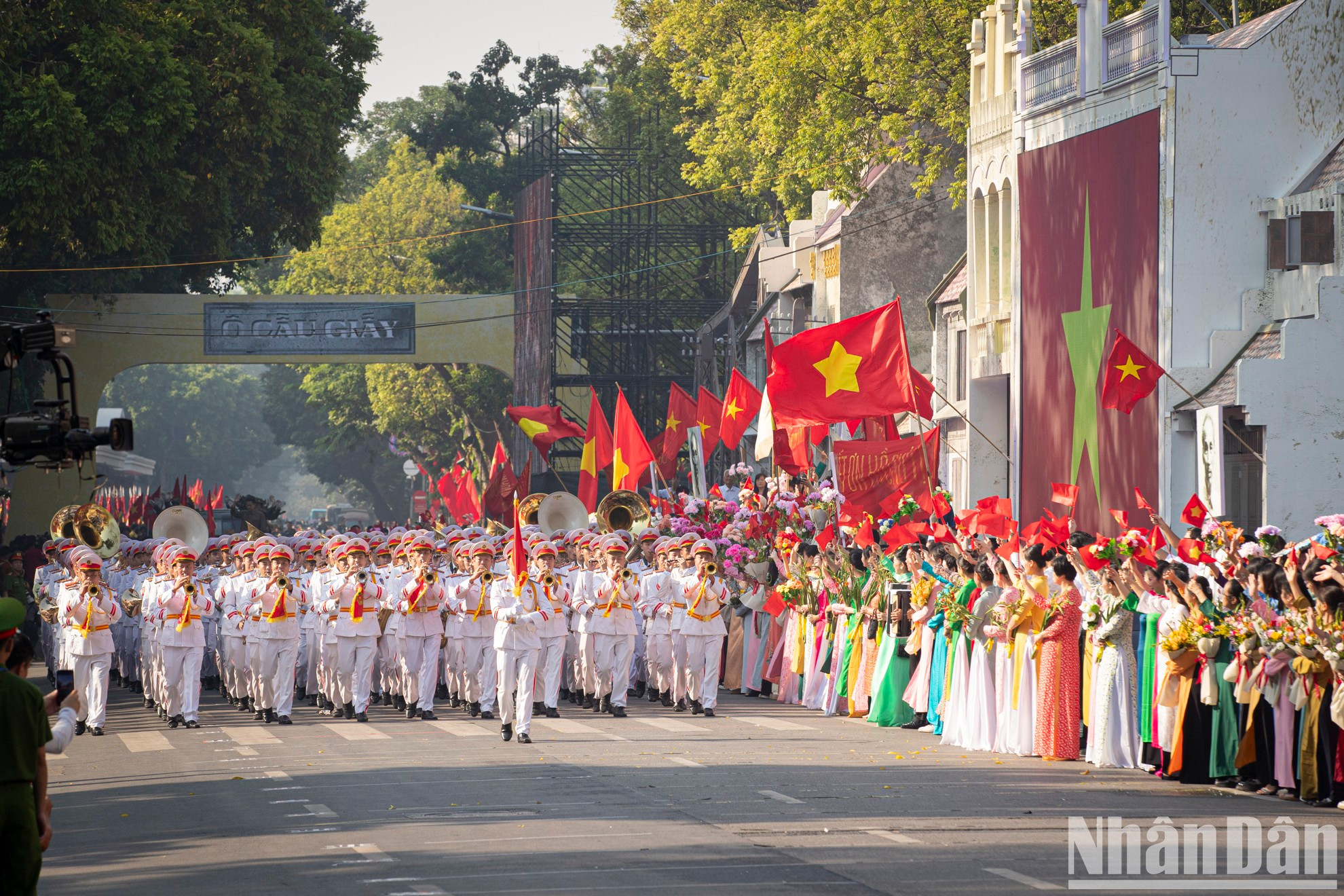 Alrededor de 10 mil asistentes cantan el himno nacional, creando un momento sagrado y expresando orgullo nacional y deseo de paz.