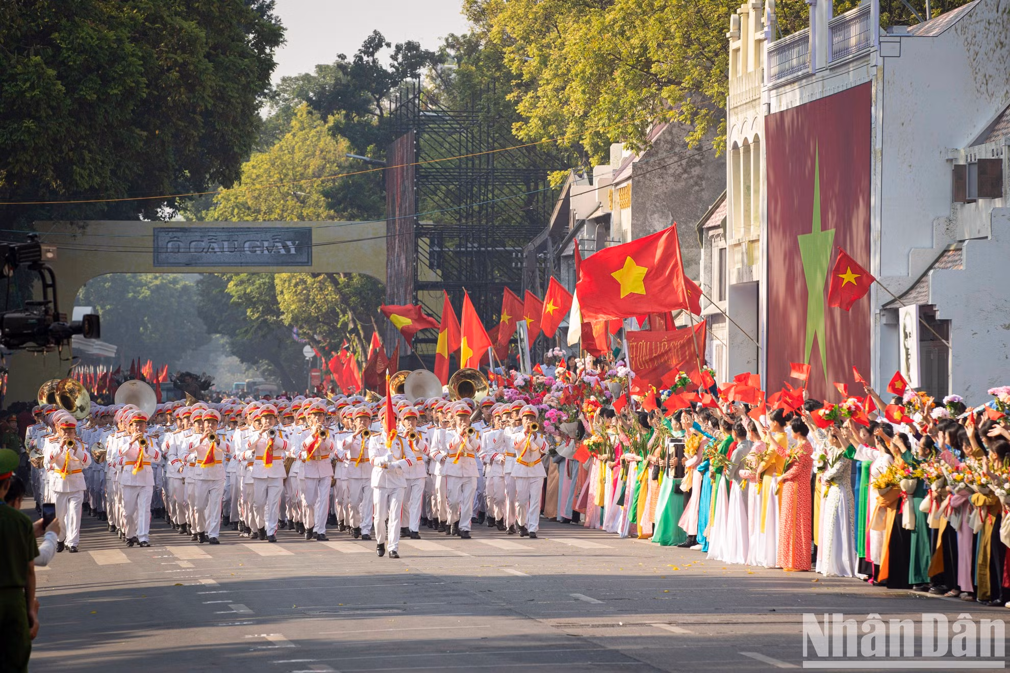 Alrededor de 10 mil asistentes cantan el himno nacional, creando un momento sagrado y expresando orgullo nacional y deseo de paz. Alrededor de 10 mil asistentes cantan el himno nacional, creando un momento sagrado y expresando orgullo nacional y deseo de paz.