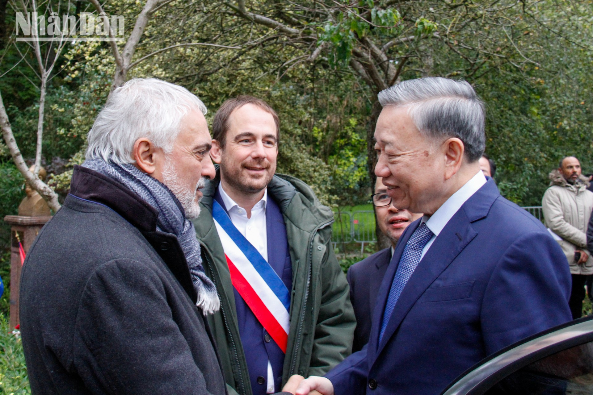 El el alcande de Montreuil, Patrice Bessac, recive al líder vietnamita, To Lam.