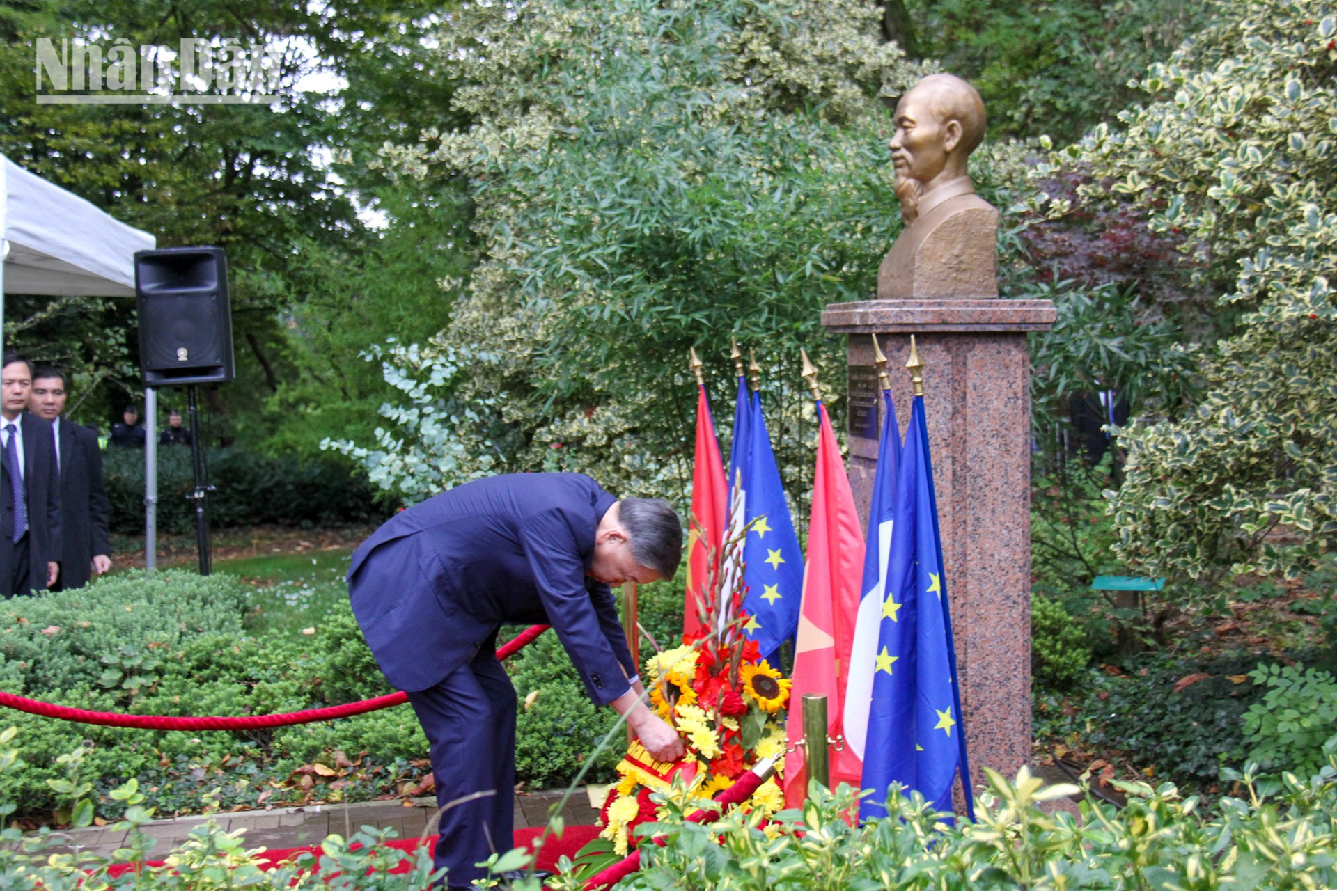 El máximo dirigente vietnamita To Lam deposita flores ante el busto del héroe nacional de Vietnam.