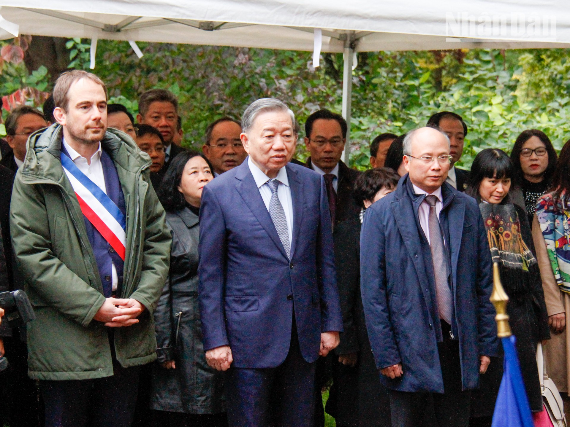 Los asistentes guardan un minuto de silencio en memoria del Presidente Ho Chi Minh.