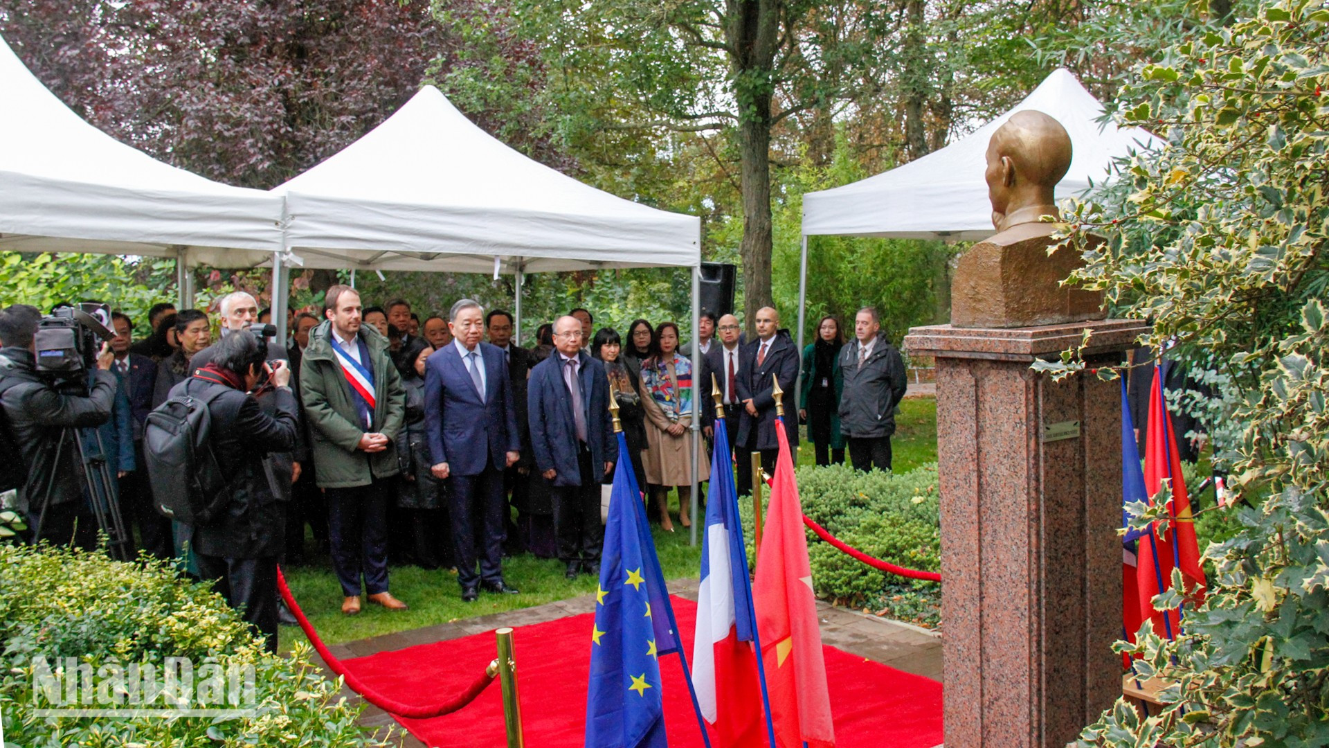 El líder vietnamita y la delegación de alto nivel colocan flores en busto de Presidente Ho Chi Minh en la ciudad de Montreuil.