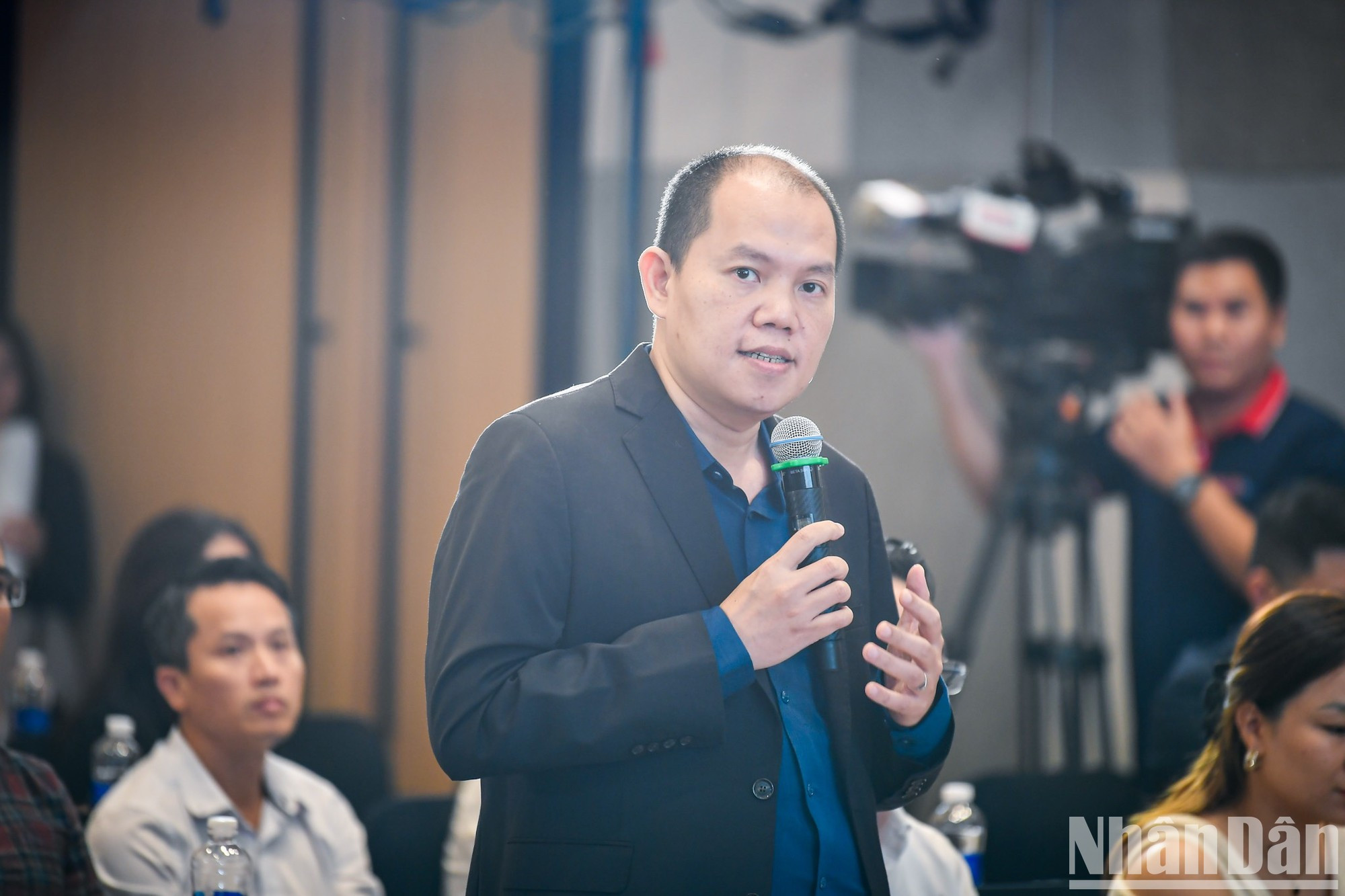 Vuong Vu Thang, presidente de la junta directiva de VCCORP responde a preguntas de la prensa. Vuong Vu Thang, presidente de la junta directiva de VCCORP responde a preguntas de la prensa.