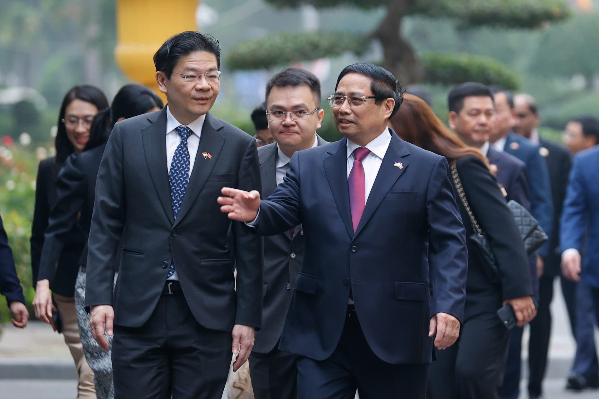 El premier Pham Minh Chinh conversa con su homólogo singapurense, Lawrence Wong.