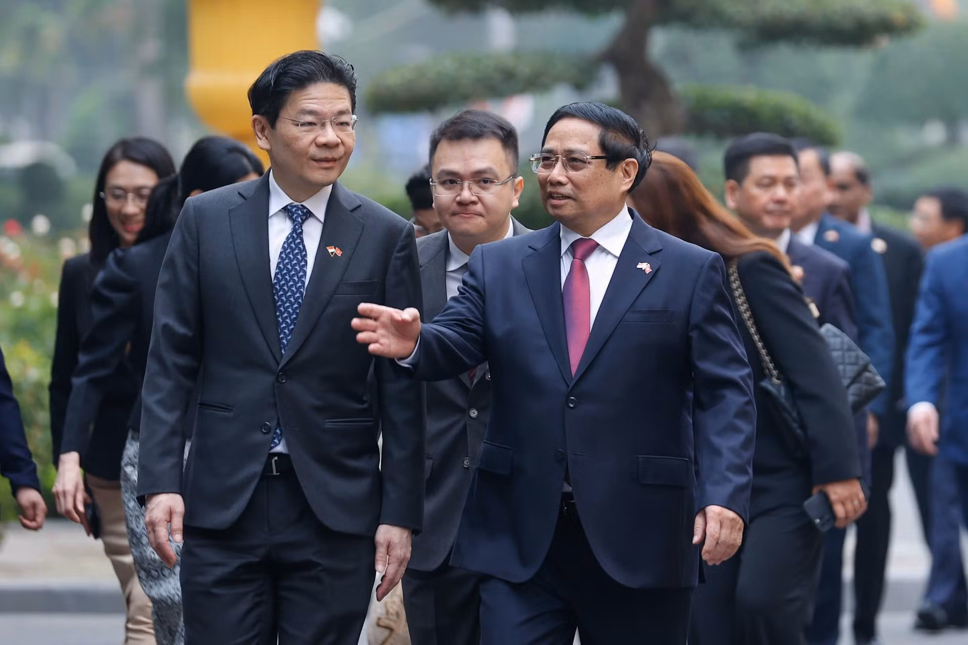 El premier Pham Minh Chinh conversa con su homólogo singapurense, Lawrence Wong.