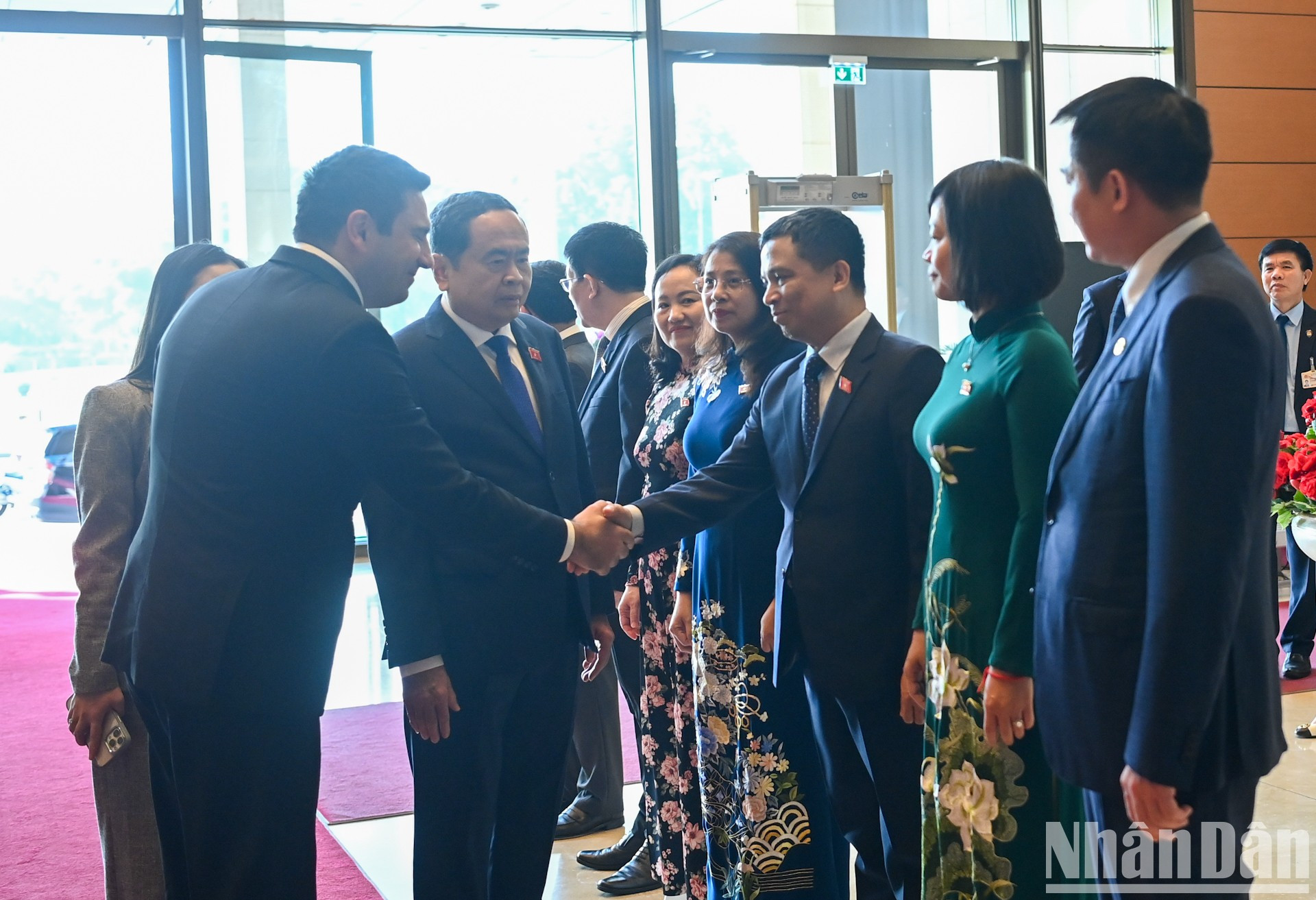 El presidente de la Asamblea Nacional de Armenia saluda a los delegados vietnamitas.