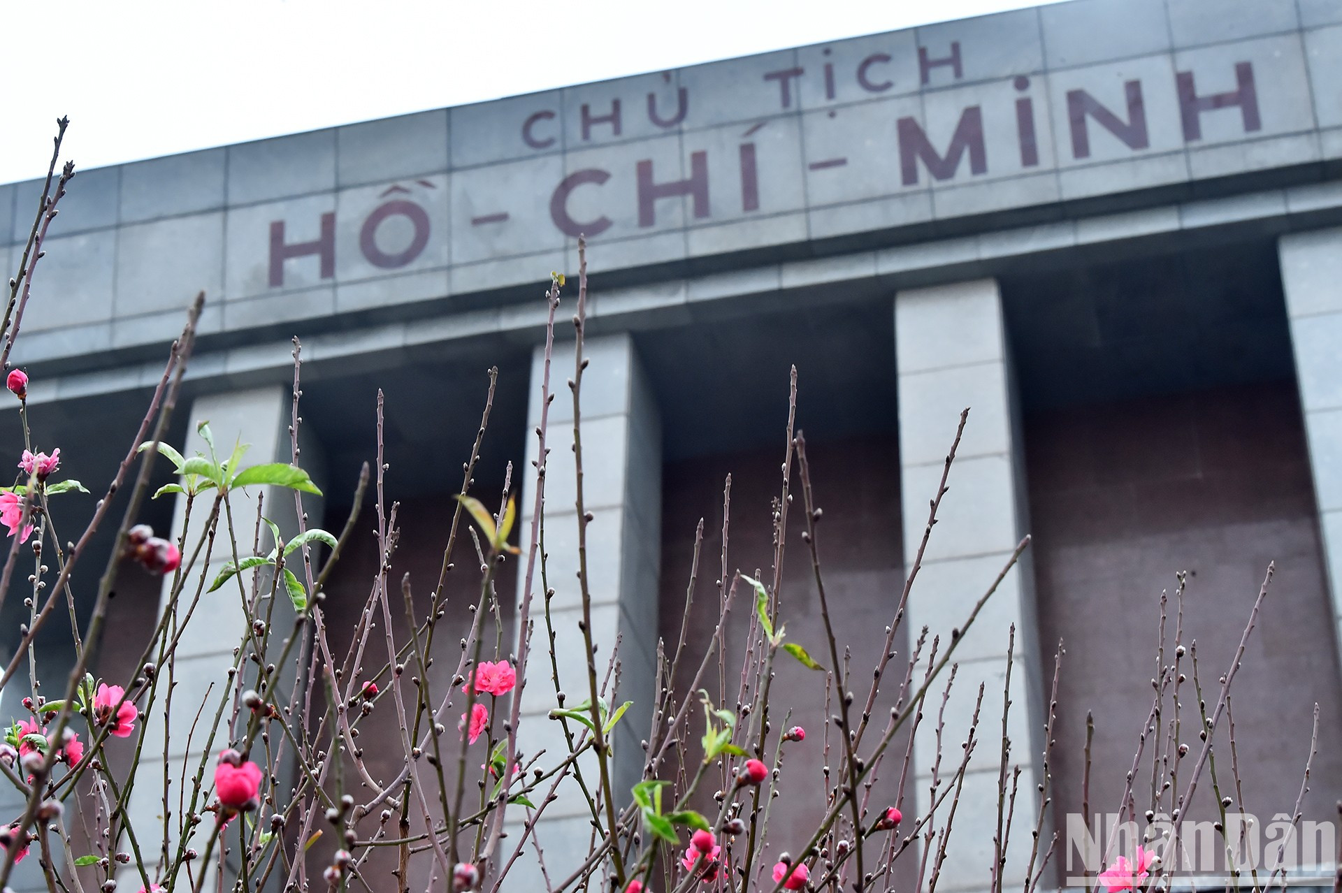 La primavera ha llegado al Mausoleo del presidente Ho Chi Minh. La primavera ha llegado al Mausoleo del presidente Ho Chi Minh.