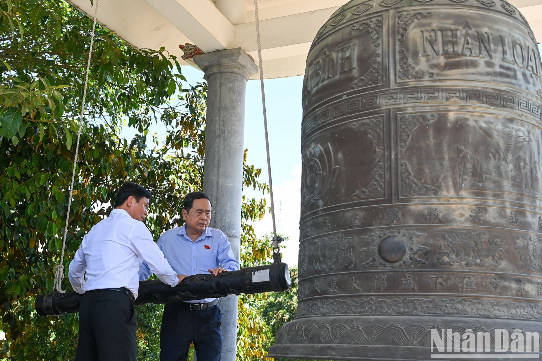 El presidente de la Asamblea Nacional, Tran Thanh Man, y el secretario del Partido Comunista de Vietnam en Nghe An, Thai Thanh Quy, tocan la campana en el Cementerio Internacional de Mártires de Vietnam-Laos. El presidente de la Asamblea Nacional, Tran Thanh Man, y el secretario del Partido Comunista de Vietnam en Nghe An, Thai Thanh Quy, tocan la campana en el Cementerio Internacional de Mártires de Vietnam-Laos.