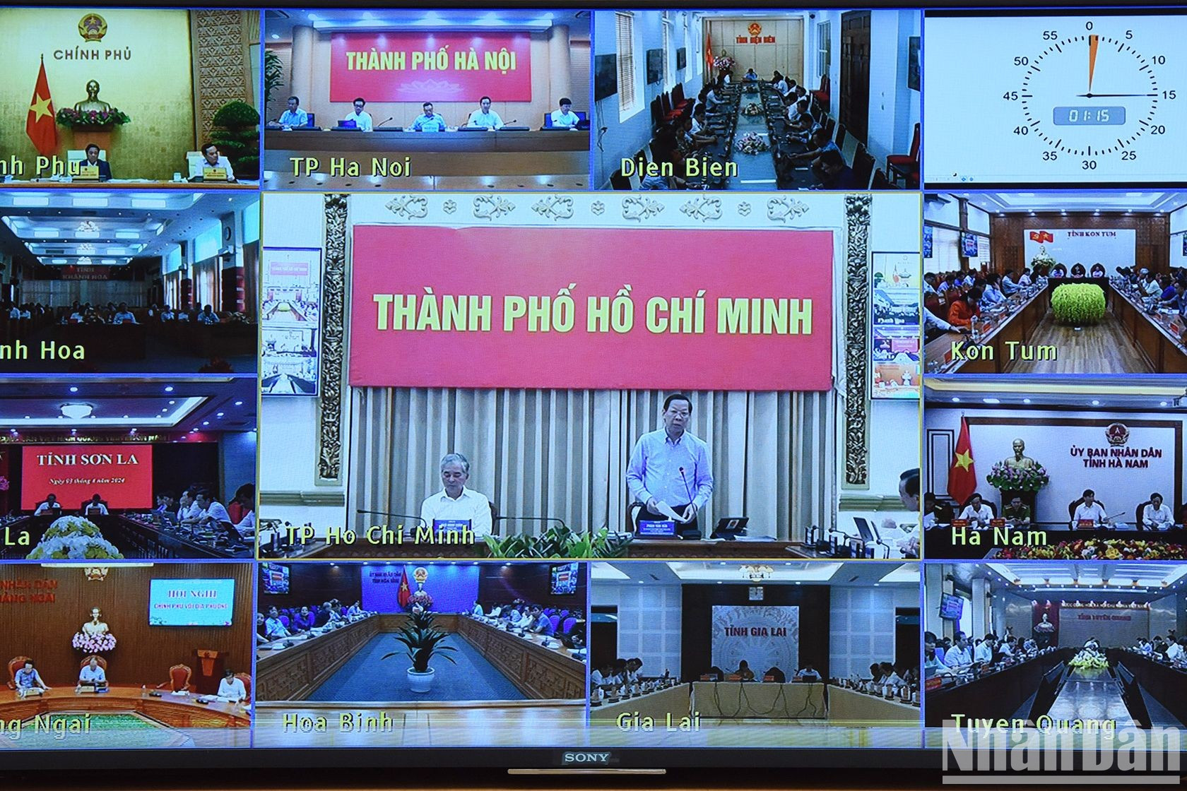 El presidente del Comité Popular de Ciudad Ho Chi Minh, Phan Van Mai, habla en la reunión.