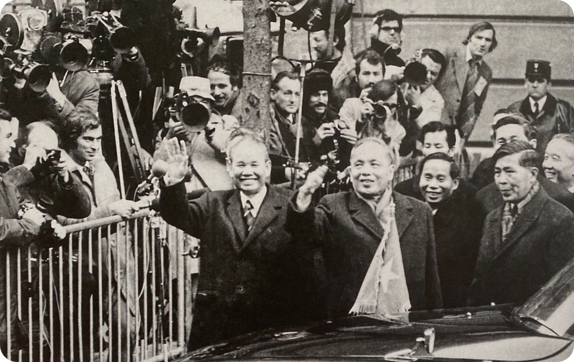 El ministro Xuan Thuy (a la izquierda), y el vice primer ministro y canciller Nguyen Duy Trinh (centro) saludaron a los compatriotas y periodistas antes de entrar en el Centro Internacional de Convenciones de Kléber para firmar los Acuerdos de París.
