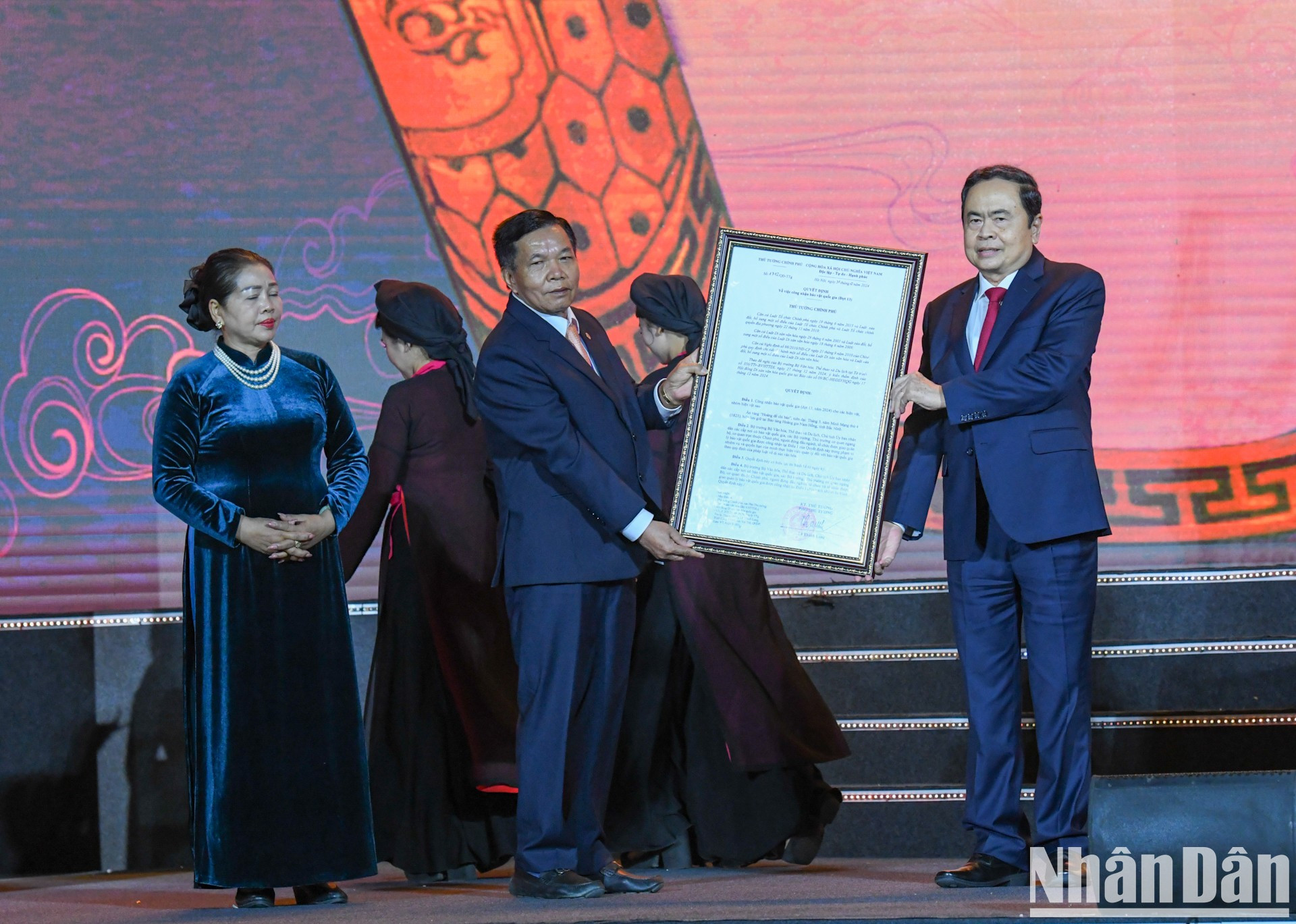 El Presidente de la Asamblea Nacional, Tran Thanh Man, entrega el Certificado de tesoro nacional al sello imperial dorado "Hoang de chi bao". El Presidente de la Asamblea Nacional, Tran Thanh Man, entrega el Certificado de tesoro nacional al sello imperial dorado "Hoang de chi bao".