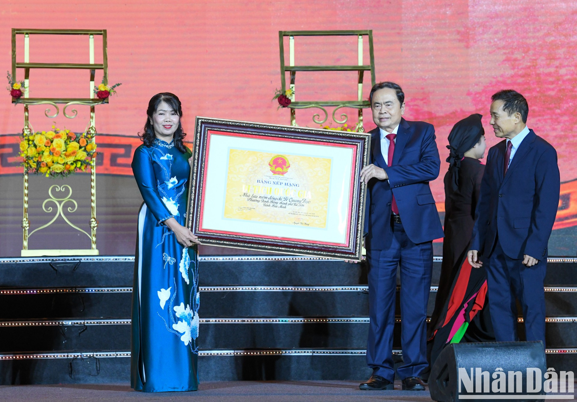 El titular de la ANV entrega el Certificado de Monumento Nacional a la Casa Memorial de Le Quang Dao. El titular de la ANV entrega el Certificado de Monumento Nacional a la Casa Memorial de Le Quang Dao.