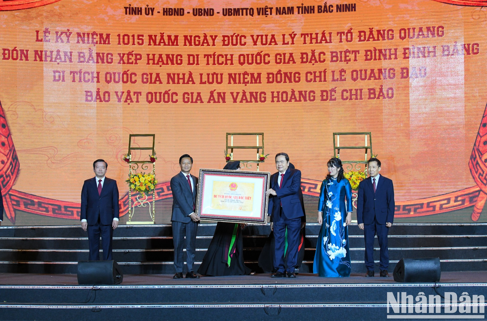 El presidente de la ANV, Tran Thanh Man, entrega el Certificado de Monumento Nacional Especial al Templo de Dinh Bang. El presidente de la ANV, Tran Thanh Man, entrega el Certificado de Monumento Nacional Especial al Templo de Dinh Bang.