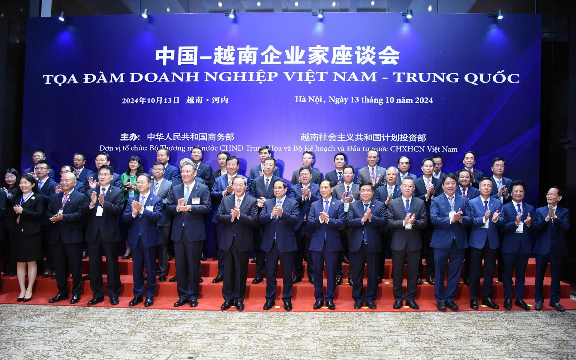 Los premieres de Vietnam y China y los asistentes al evento. Los premieres de Vietnam y China y los asistentes al evento.