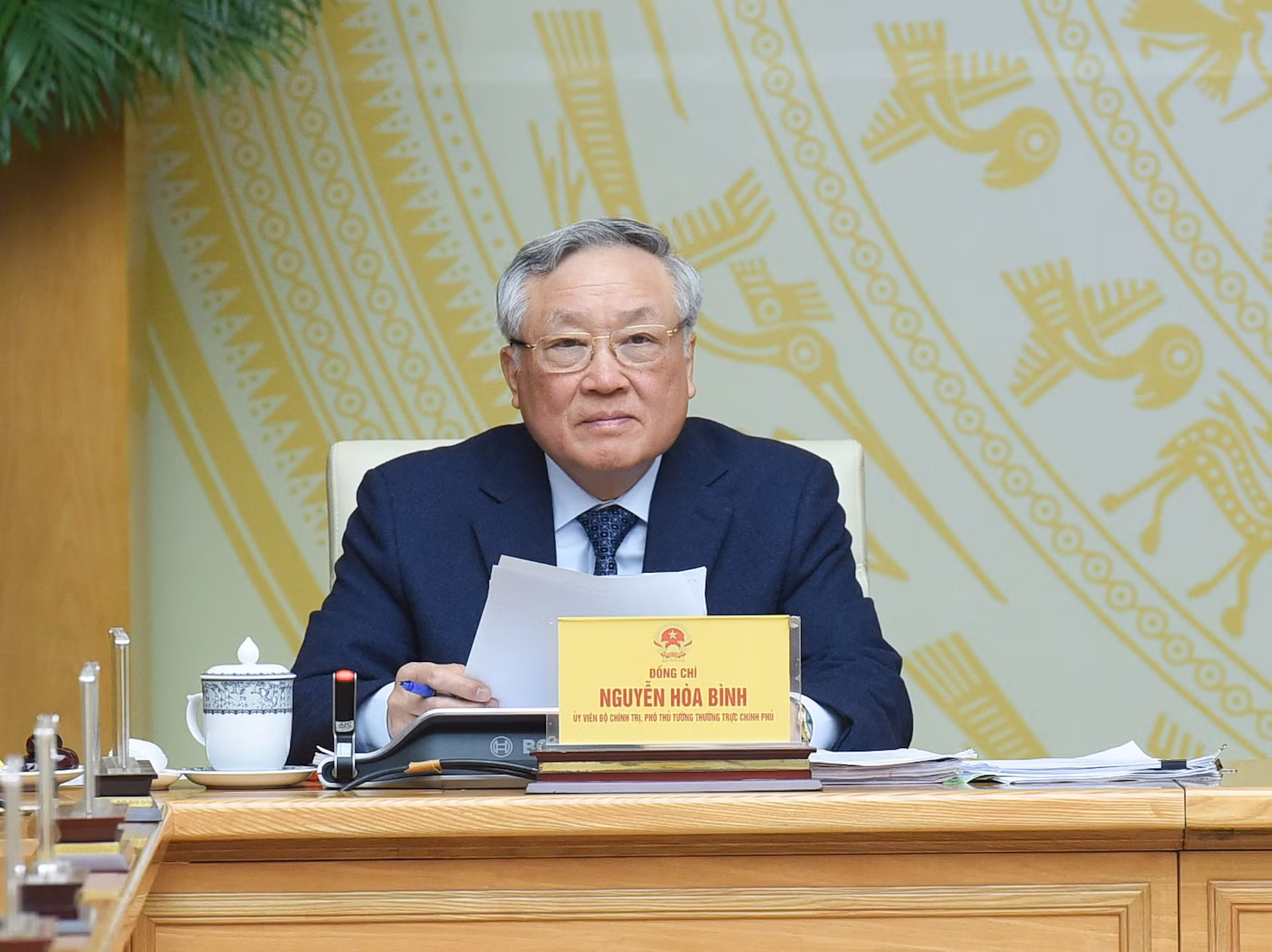 El vicepremier ejecutivo Nguyen Hoa Binh dirige la sesión de debate.