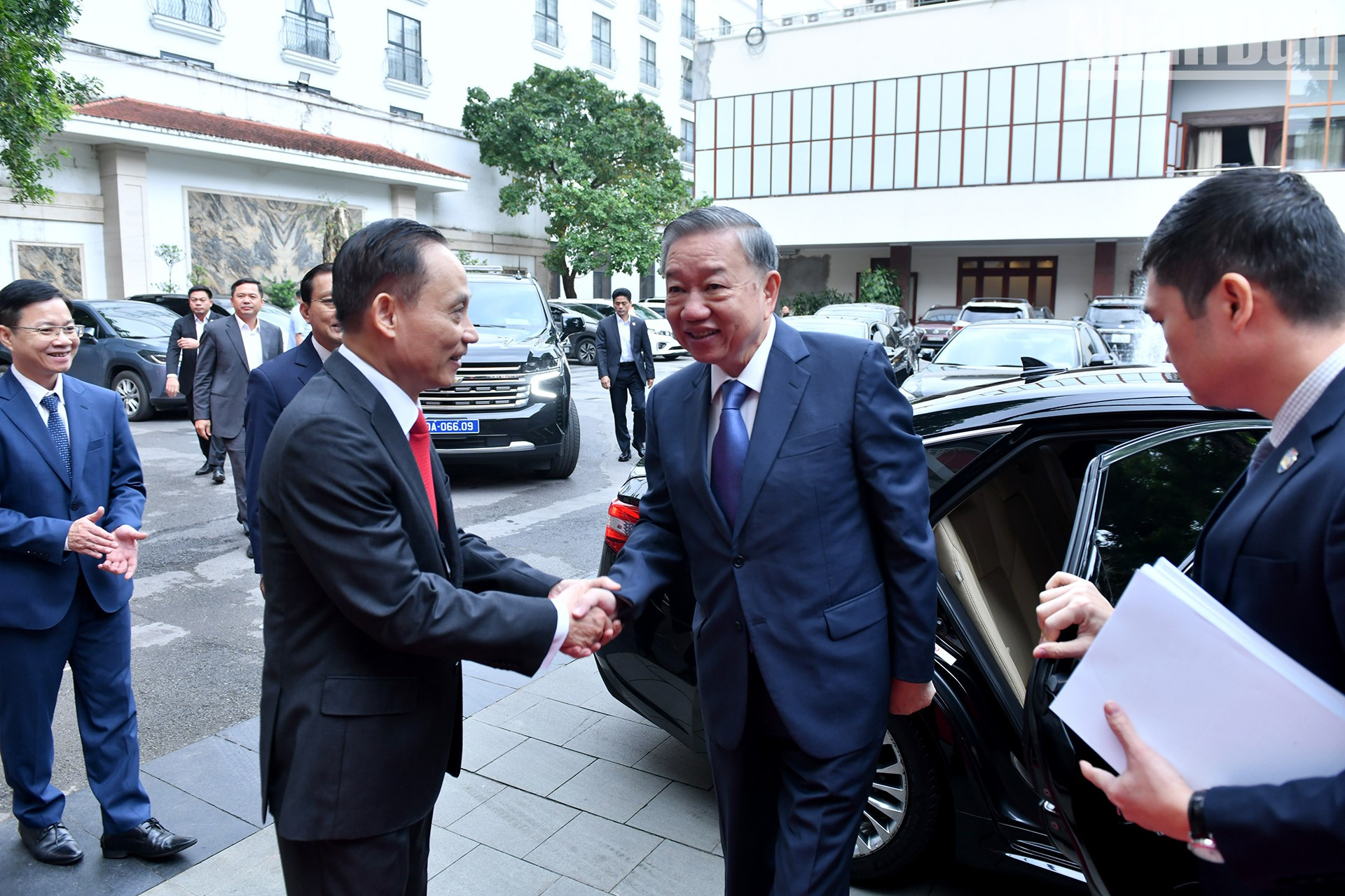 To Lam asiste a la ceremonia conmemorativa.