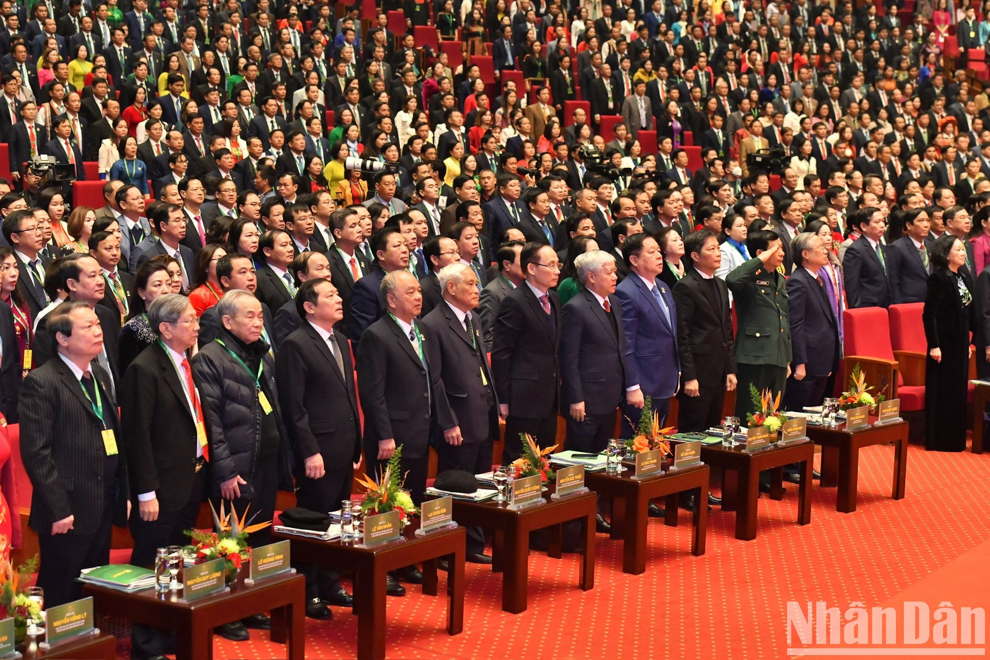 Delegados realizan acto de saludo a la bandera nacional.