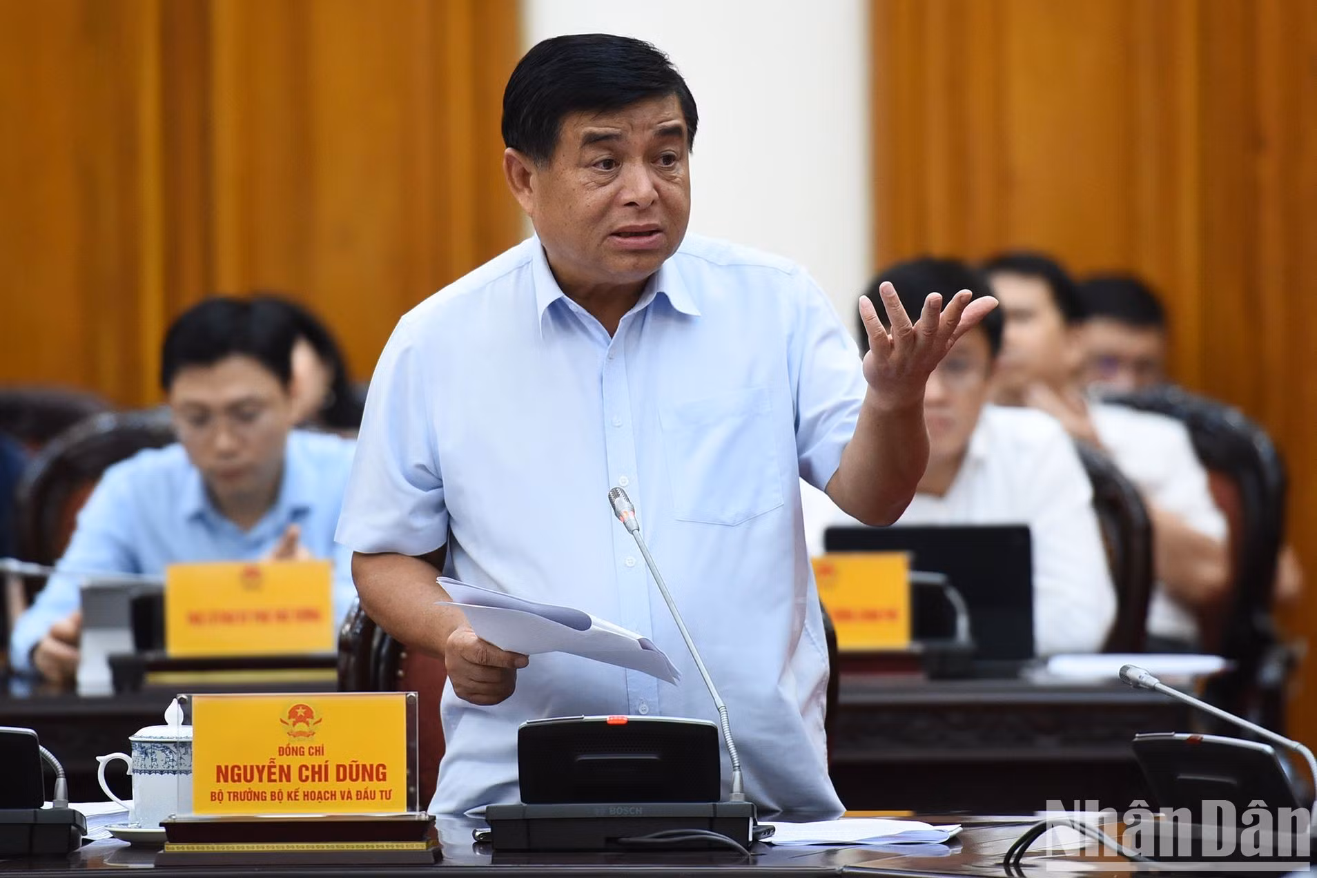 El ministro de Planificación e Inversiones, Nguyen Chi Dung, habla en la reunión.